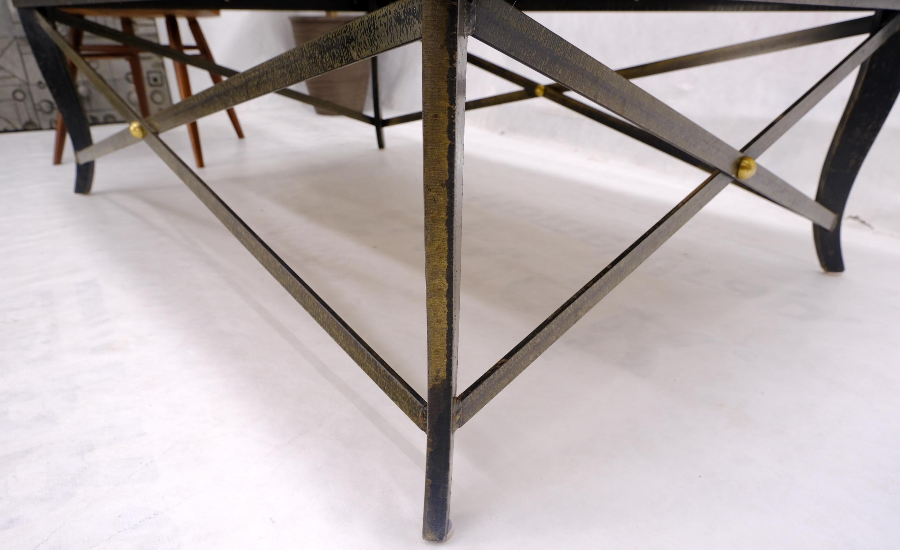 Laiton Table basse rectangulaire en acier et métal forgé avec base en X et plateau en travertin et clous en laiton en vente