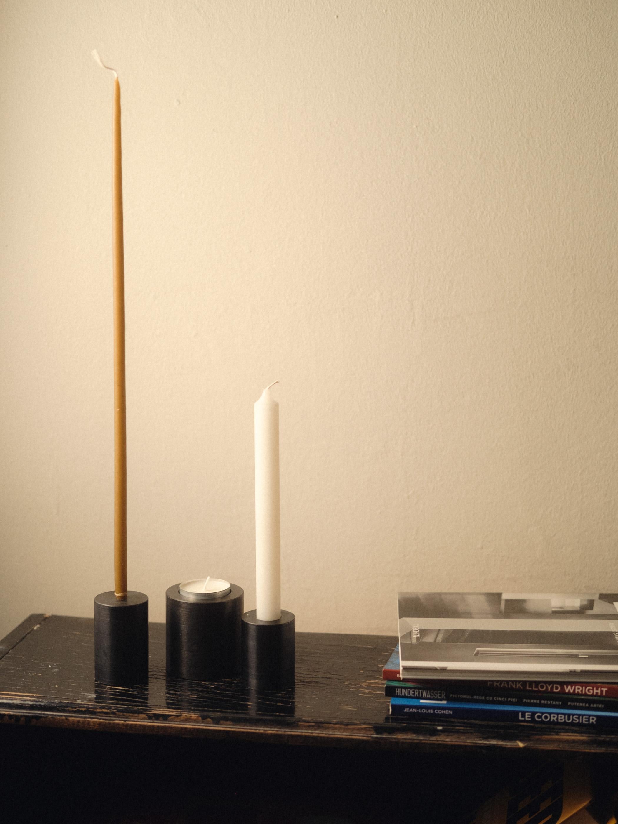 Einer Kerzenhalter aus Stahl von Radu Abraham (Postmoderne) im Angebot