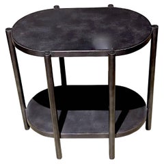 Table d'appoint ovale  deux tages avec pieds en forme de colonne en acier, Inde, contemporaine