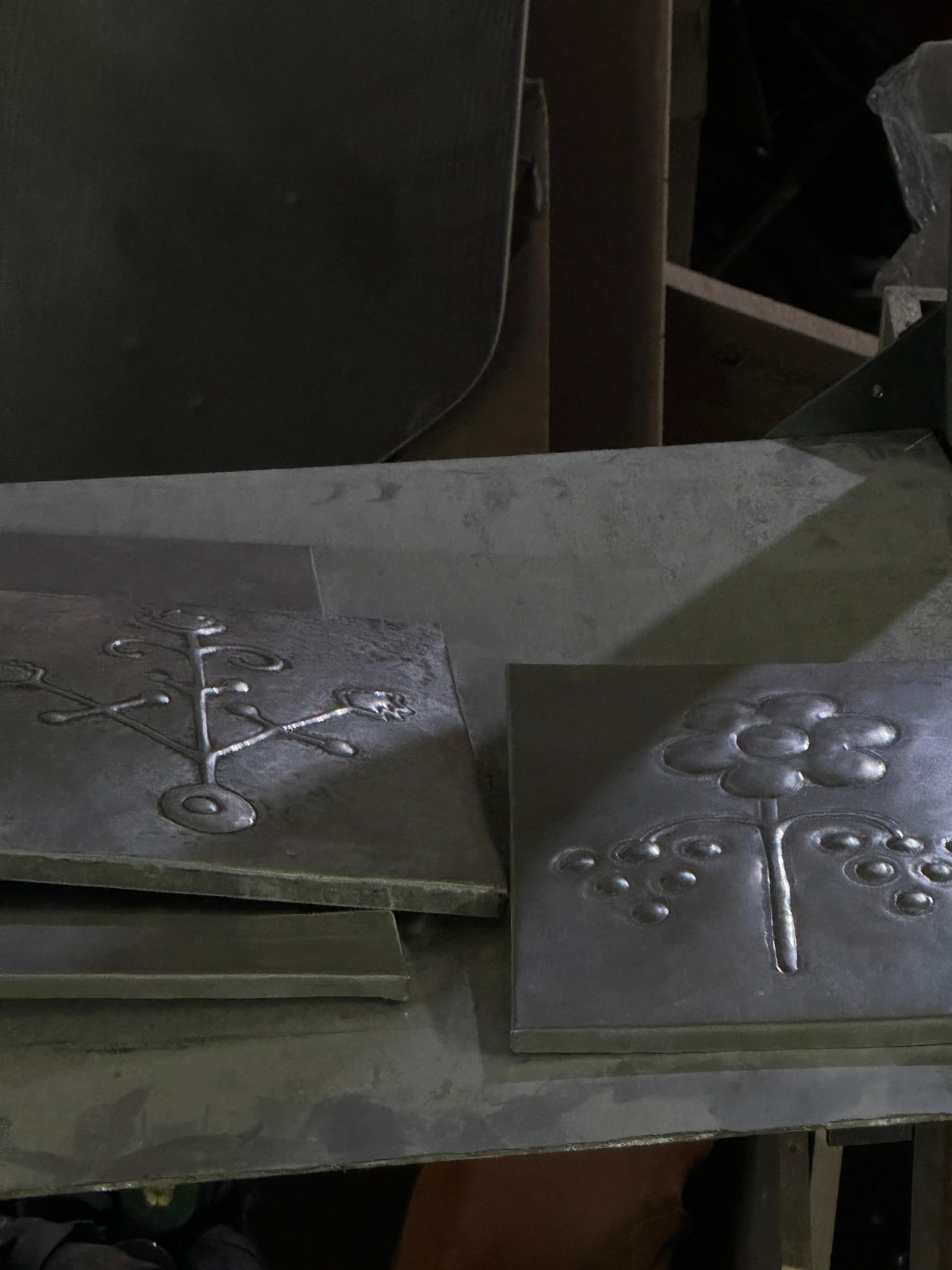 Jede Tafel wird im Studio des Künstlers handgefertigt, ist in verschiedenen Größen (S, M, L) erhältlich und kann einzeln oder als Teil einer Komposition ausgestellt werden.

DREVO von Victoria Yakusha ist eine Serie von handgeätzten Edelstahltafeln,