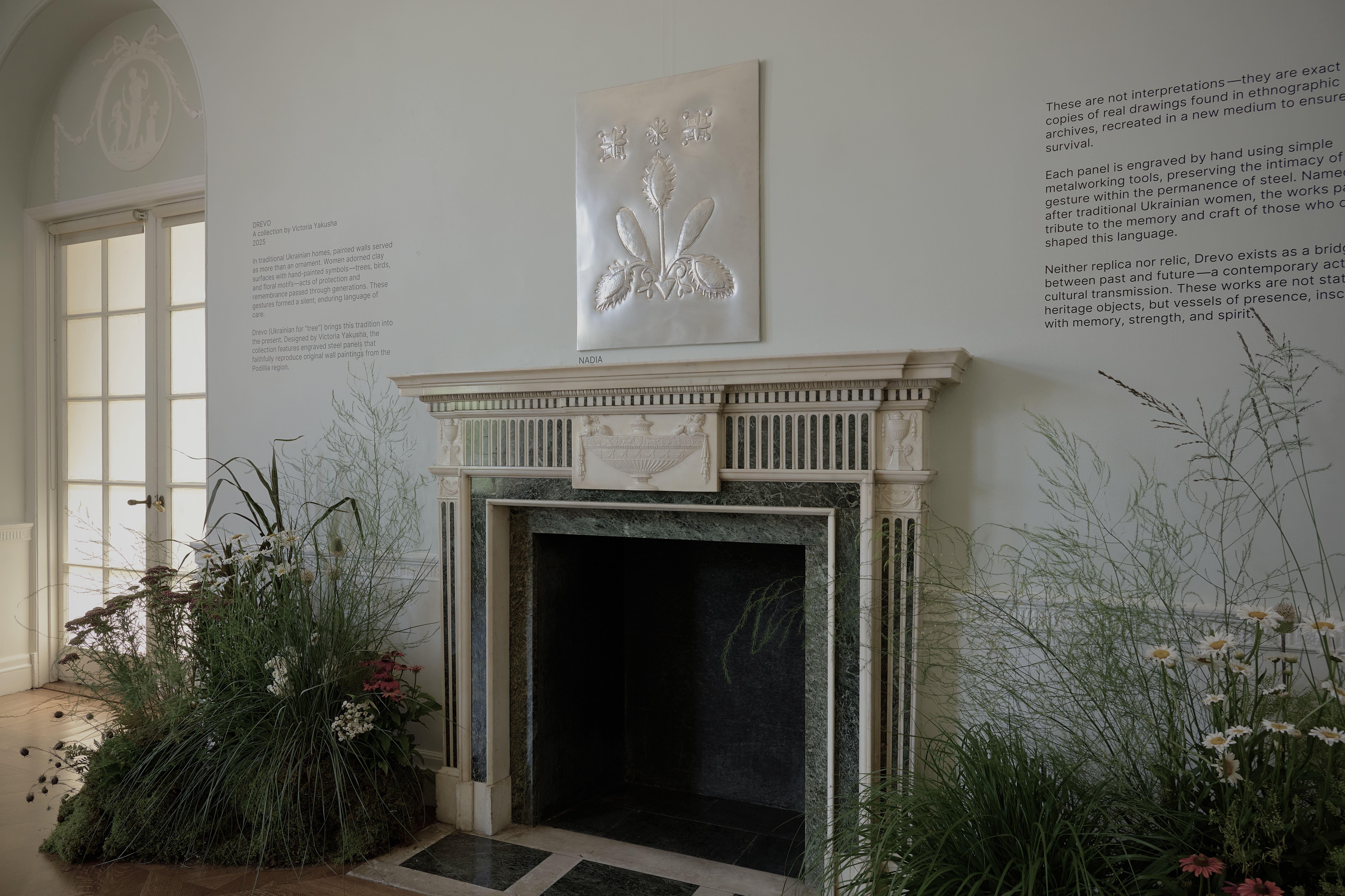 Cada panel está hecho a mano en el estudio del artista, disponible en varios tamaños (S, M, L) y puede exponerse individualmente o como parte de una composición.

DREVO de Victoria Yakusha es una serie de paneles de acero inoxidable grabados a mano