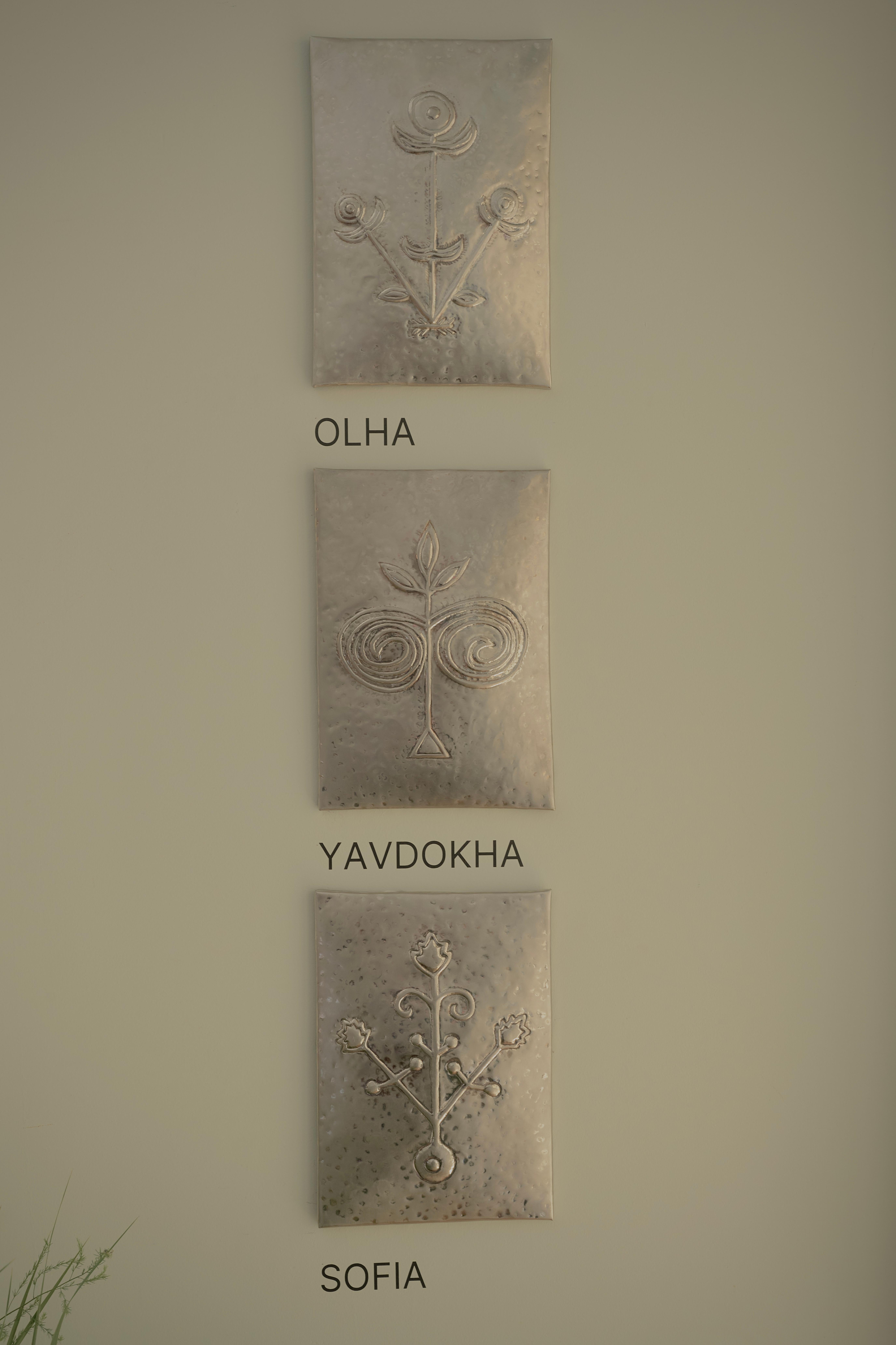 Jede Tafel wird im Studio des Künstlers handgefertigt, ist in verschiedenen Größen (S, M, L) erhältlich und kann einzeln oder als Teil einer Komposition ausgestellt werden.

DREVO von Victoria Yakusha ist eine Serie von handgeätzten Edelstahltafeln,