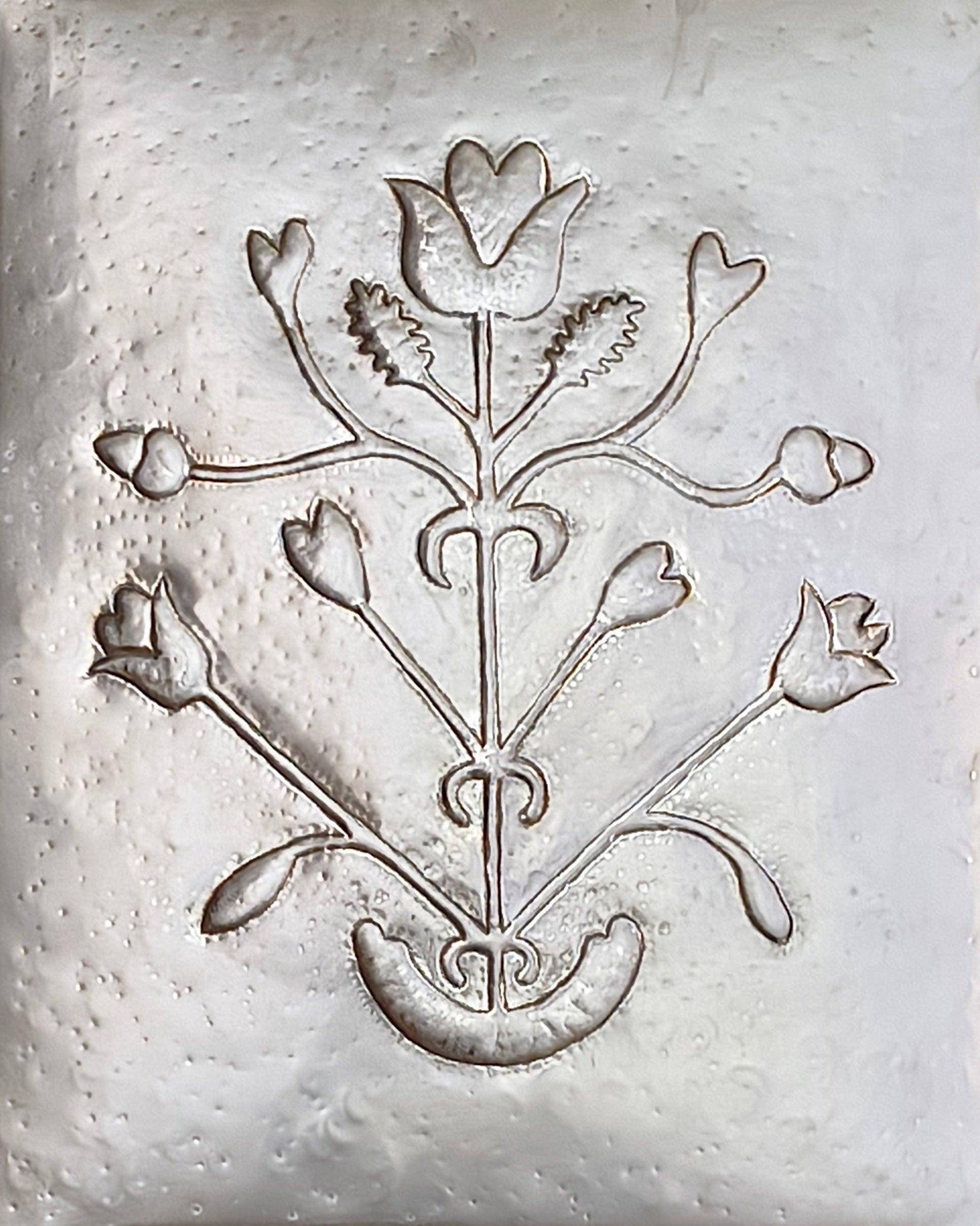 Jede Tafel wird im Studio des Künstlers handgefertigt, ist in verschiedenen Größen (S, M, L) erhältlich und kann einzeln oder als Teil einer Komposition ausgestellt werden.

DREVO von Victoria Yakusha ist eine Serie von handgeätzten Edelstahltafeln,