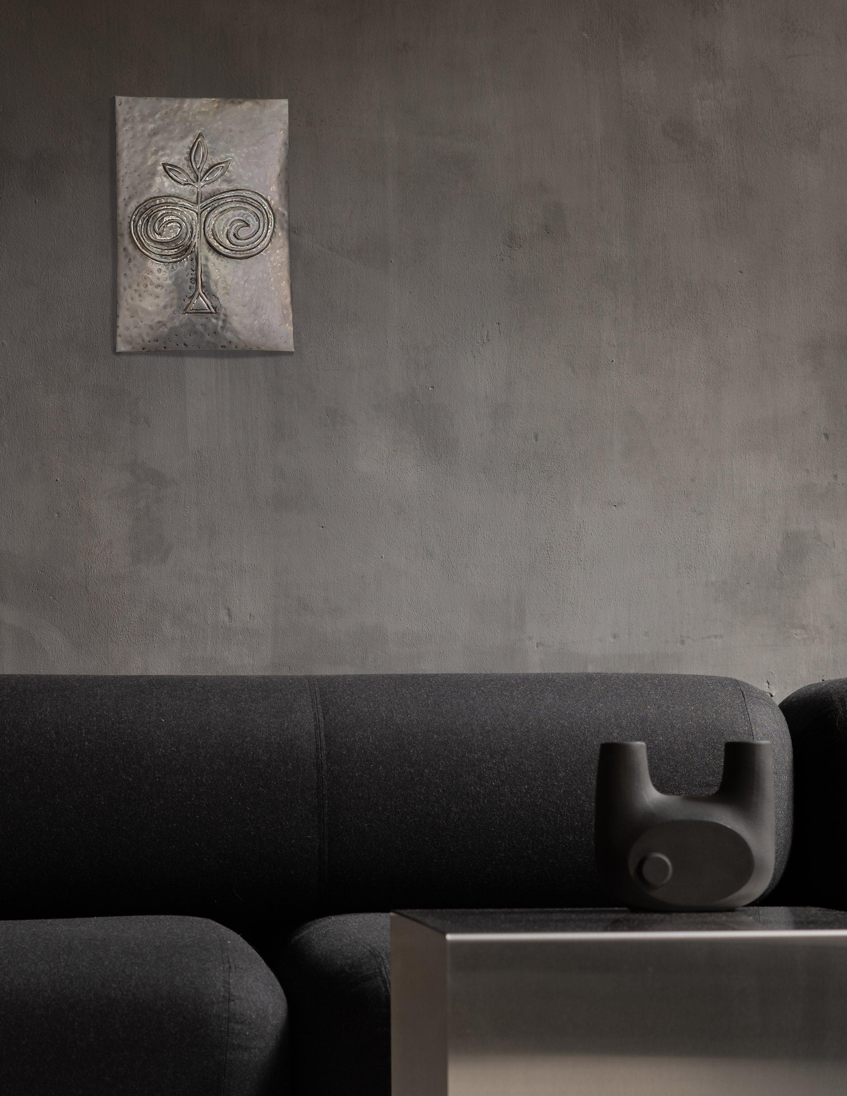 Jede Tafel wird im Studio des Künstlers handgefertigt, ist in verschiedenen Größen (S, M, L) erhältlich und kann einzeln oder als Teil einer Komposition ausgestellt werden.

DREVO von Victoria Yakusha ist eine Serie von handgeätzten Edelstahltafeln,