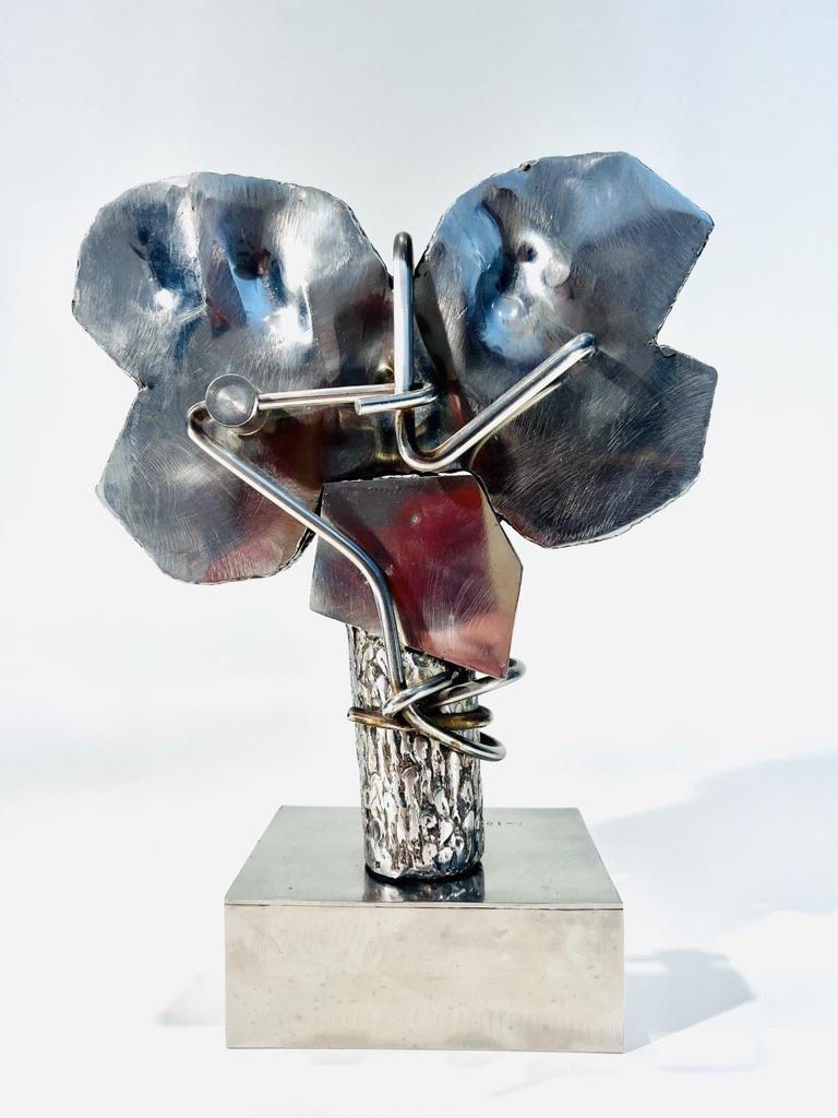 Gravé Sculpture en acier de Nicolas Vlavianos 1970 en vente