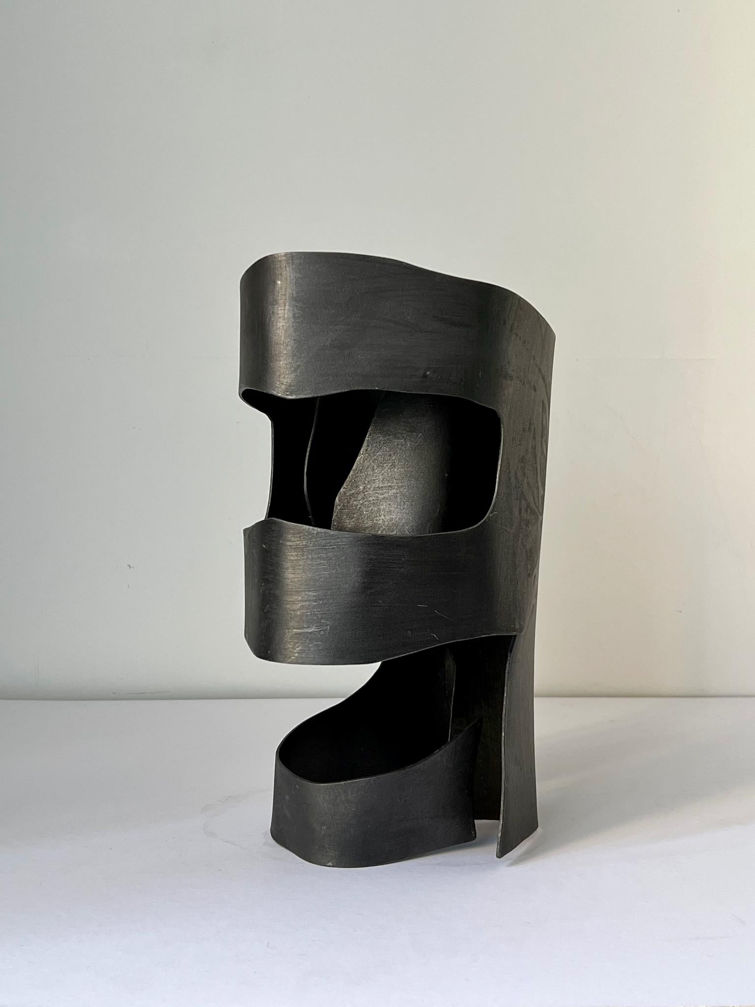 Stahl-Skulptur, Helm I, England 1970er Jahre im Angebot 2