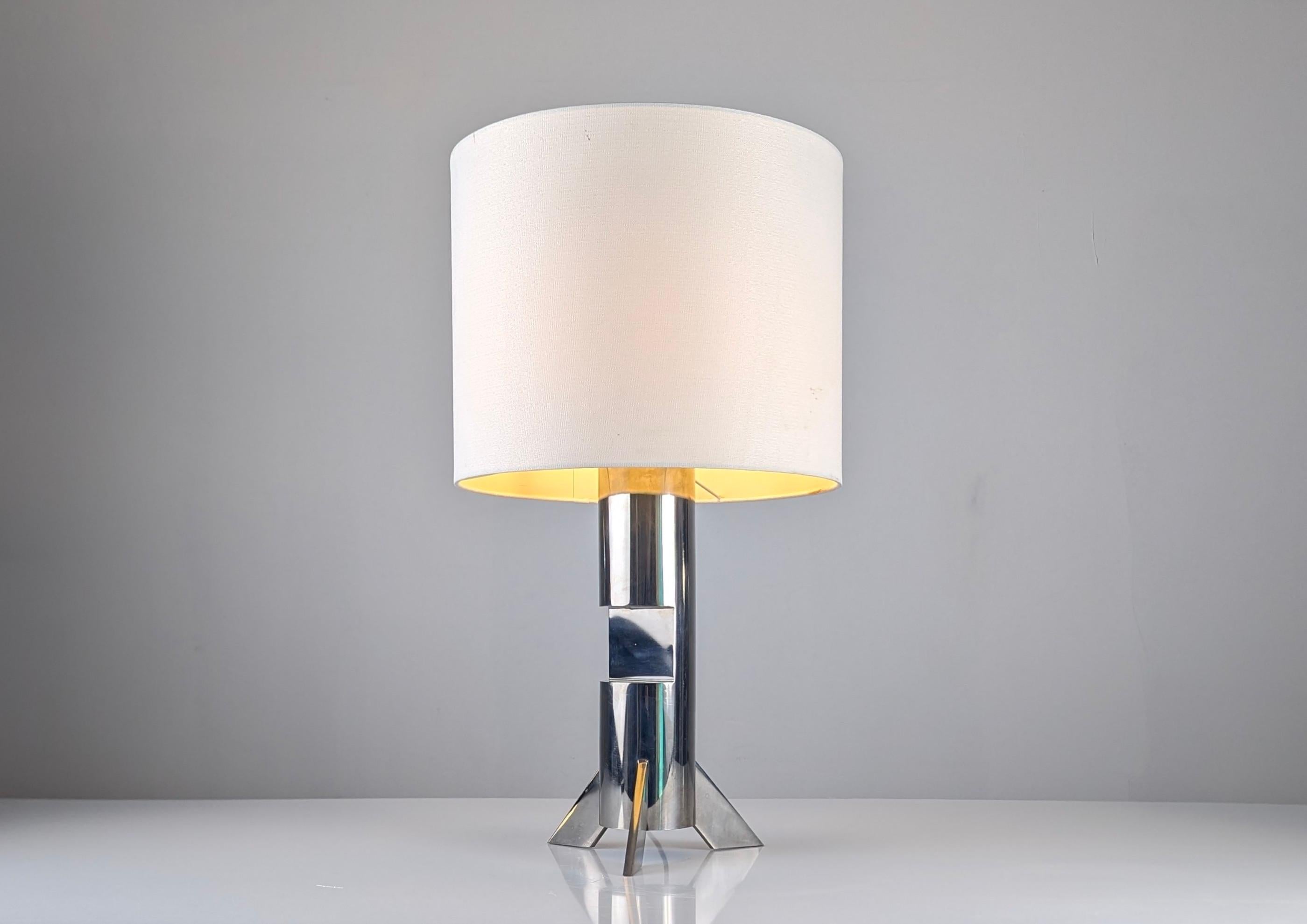 Design cylindrical steel sculpture lamp with clean and elegant lines.

Dimensions: 43 x 26 x 22 cm