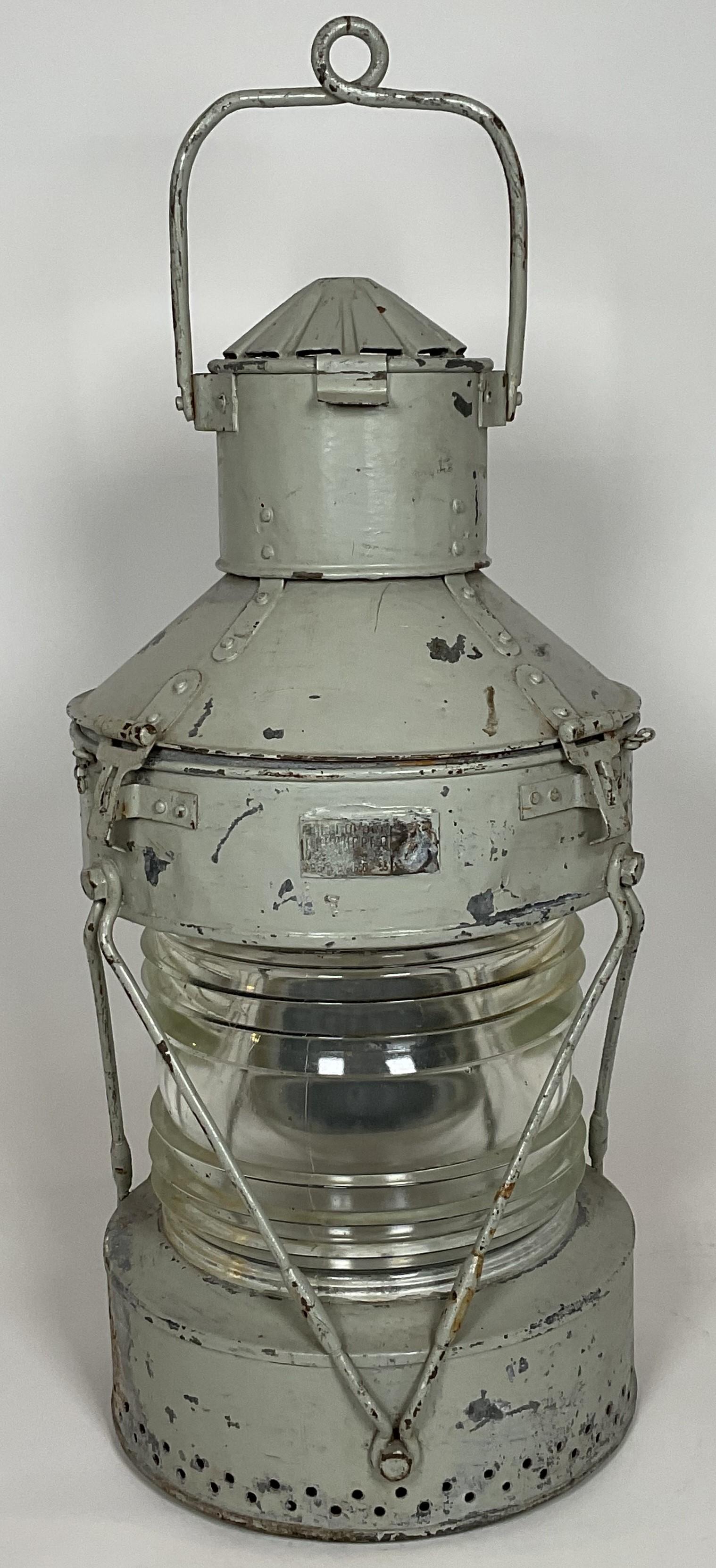 Lanterne d'ancre de bateau avec lentille en verre de Fresnel. Couvercle ventilé et poignée de transport. Étiquette russe. Pas de brûleur. 23