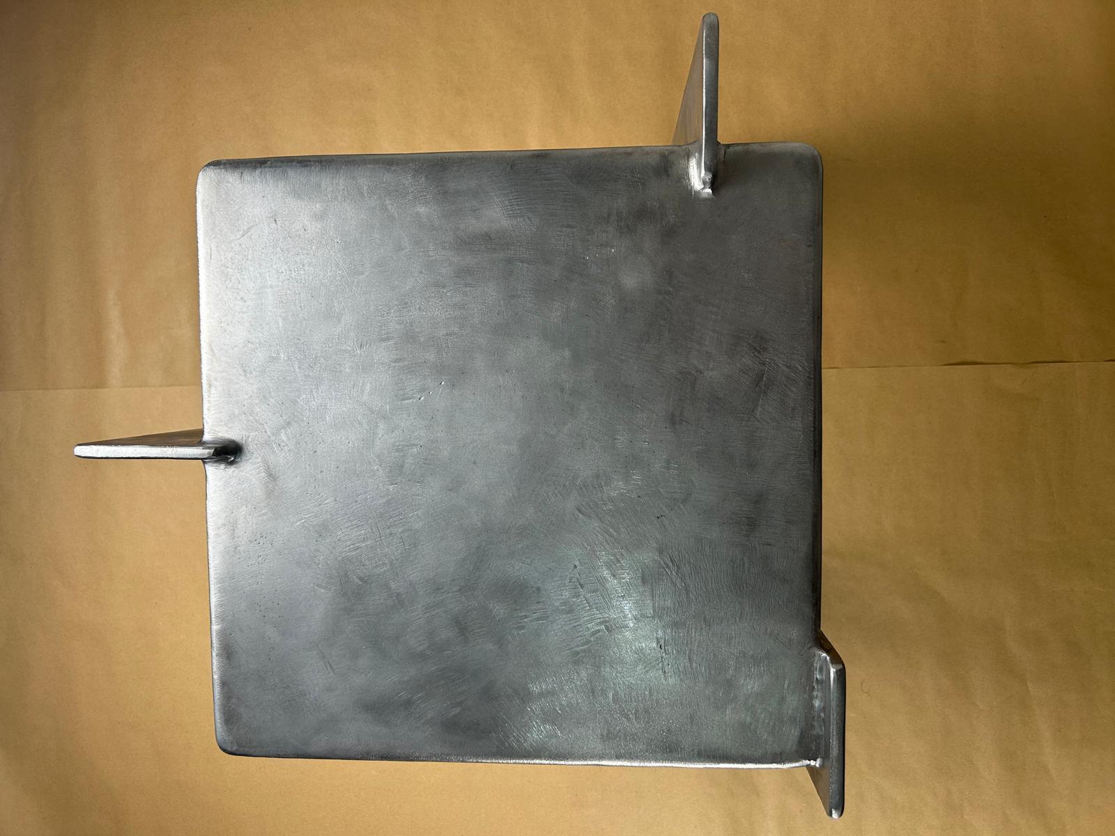 Steele, tavolo laterale in acciaio In condizioni Nuovo in vendita a Boechout, BE