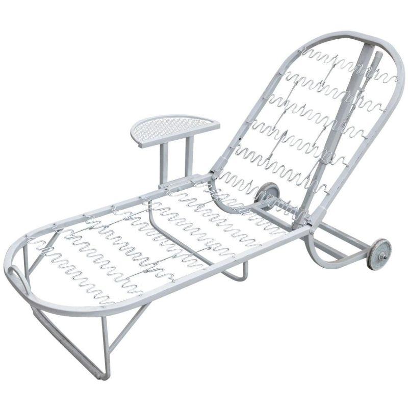 White steel tubular outdoor / patio chaise lounge, produced in 1960 by the Woodard Furniture Company. This comfortable and stylish vintage chaise lounge features a fully adjustable reclining back and back wheels for easy moving. The modern oval