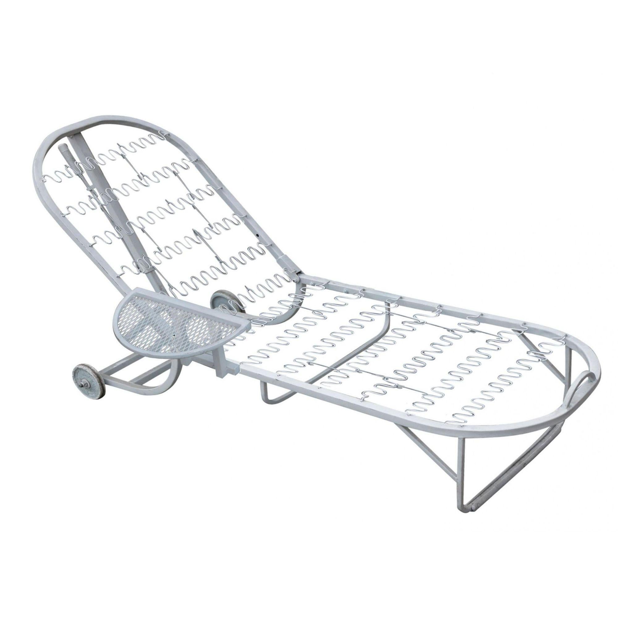 White steel tubular outdoor / patio chaise lounge, produced in 1960 by the Woodard Furniture Company. This comfortable and stylish vintage chaise lounge features a fully adjustable reclining back and back wheels for easy moving. The modern oval