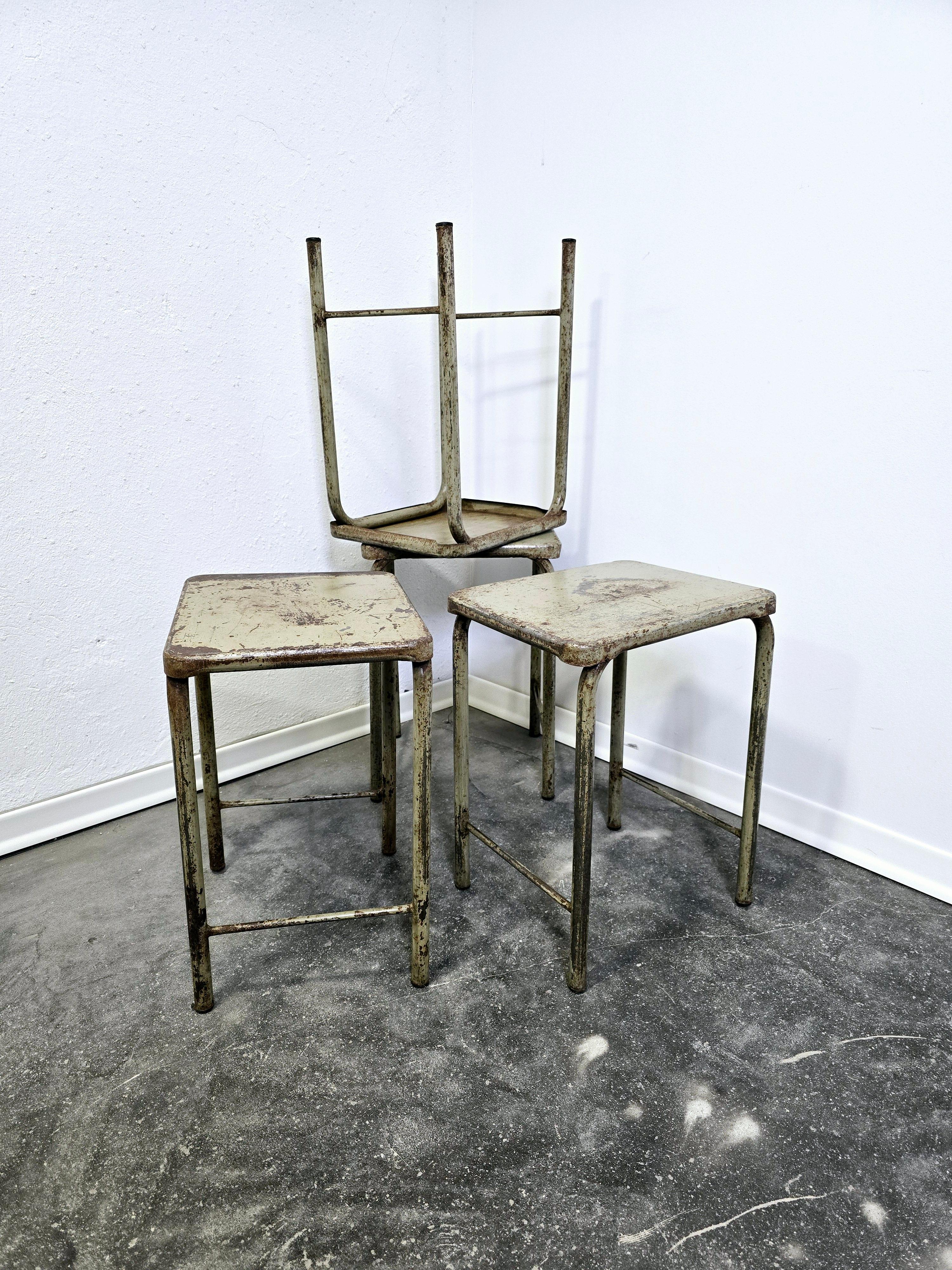 Estupendos taburetes vintage de acero patinado años 50.

Realmente firme y se puede utilizar como mesilla de noche o mesa auxiliar... uso variado.