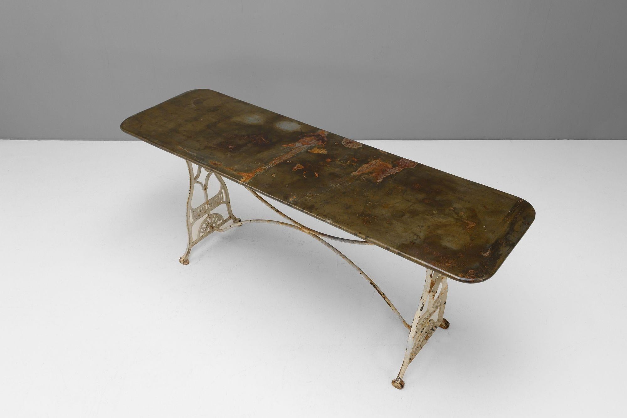Table de jardin à plateau en acier Bon état - En vente à London, England