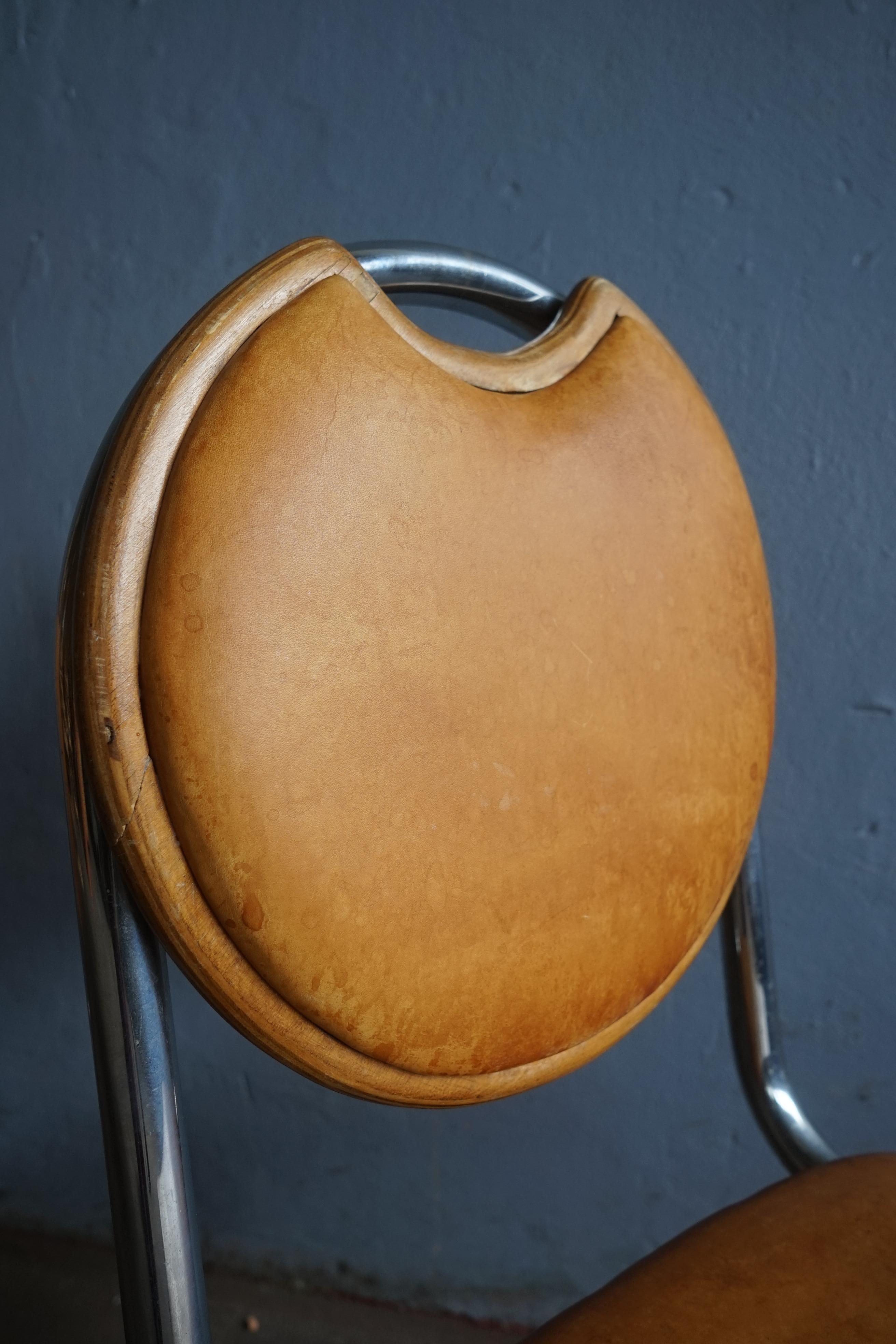 Seltener und wichtiger Beistellstuhl aus Stahlrohr, entworfen von Sven Markelius für DS Staal in Schweden in den 1930er Jahren, der Stuhl wurde in den 1930er Jahren für die EPA Bar in Stockholm entworfen.

Dieser Stuhl ist ein gutes Beispiel dafür,