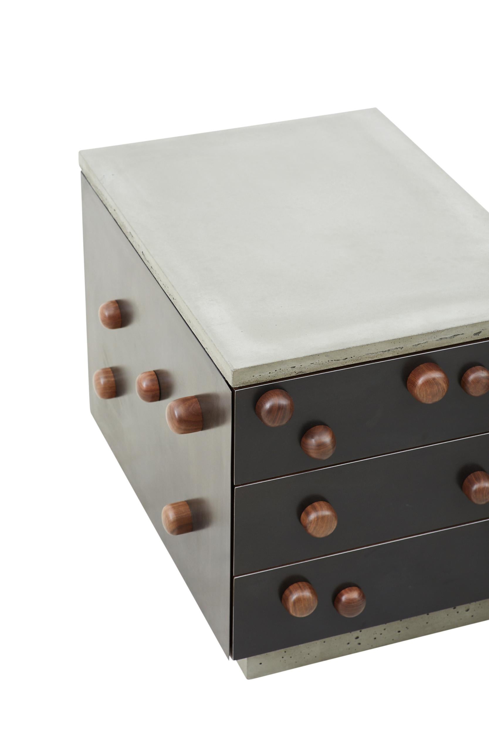 Tourné Table d'appoint en placage d'acier, moulée Conrete « Protrusions End Table » avec tiroirs en vente