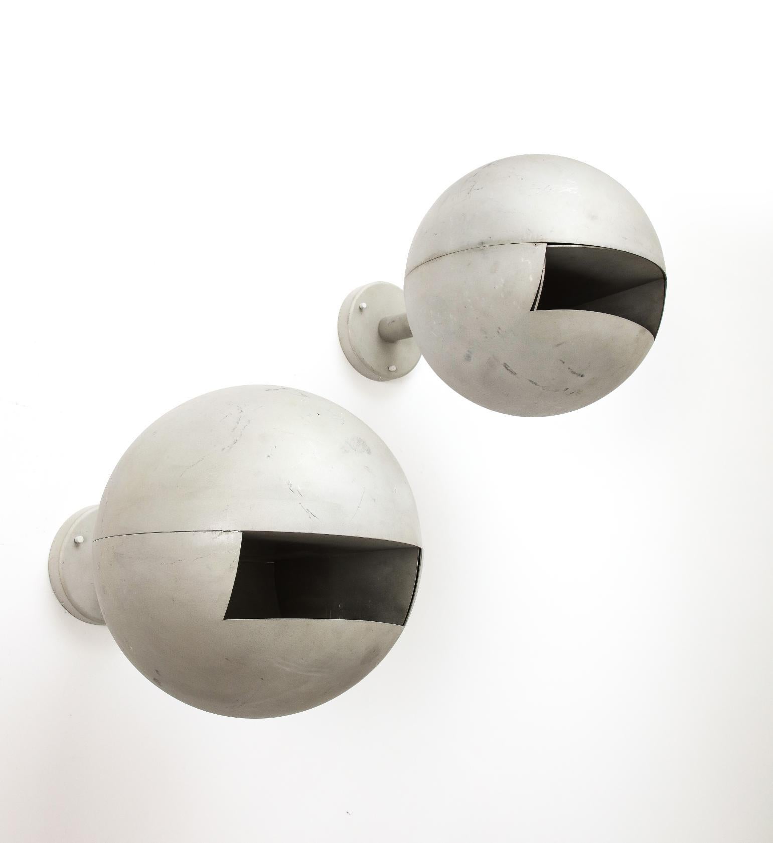Industrielle, eindrucksvolle Wandleuchten aus patiniertem Metall. 