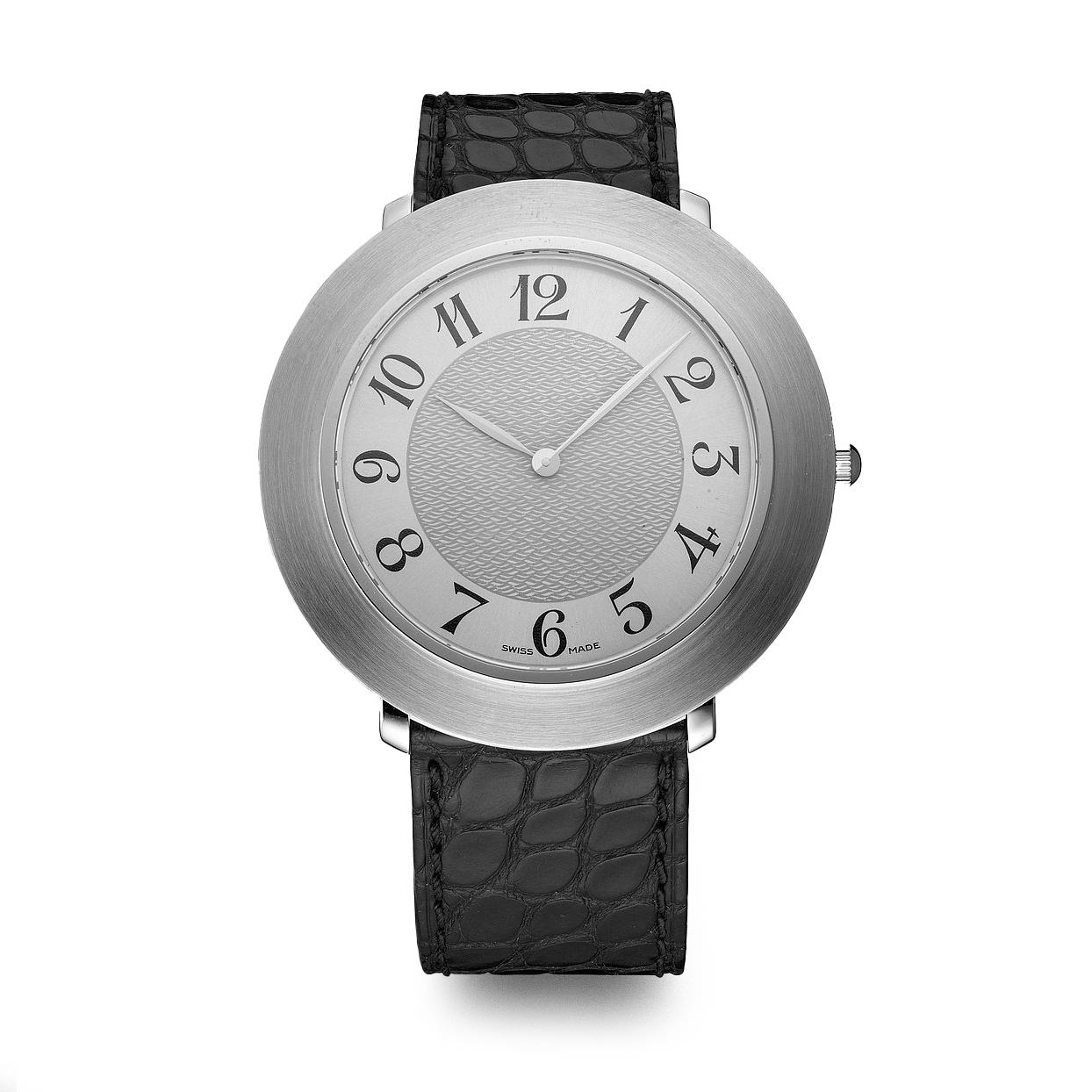Watch in steel, silver dial with prong buckle alligator strap quartz movement.

We do not guarantee the functioning of this watch.