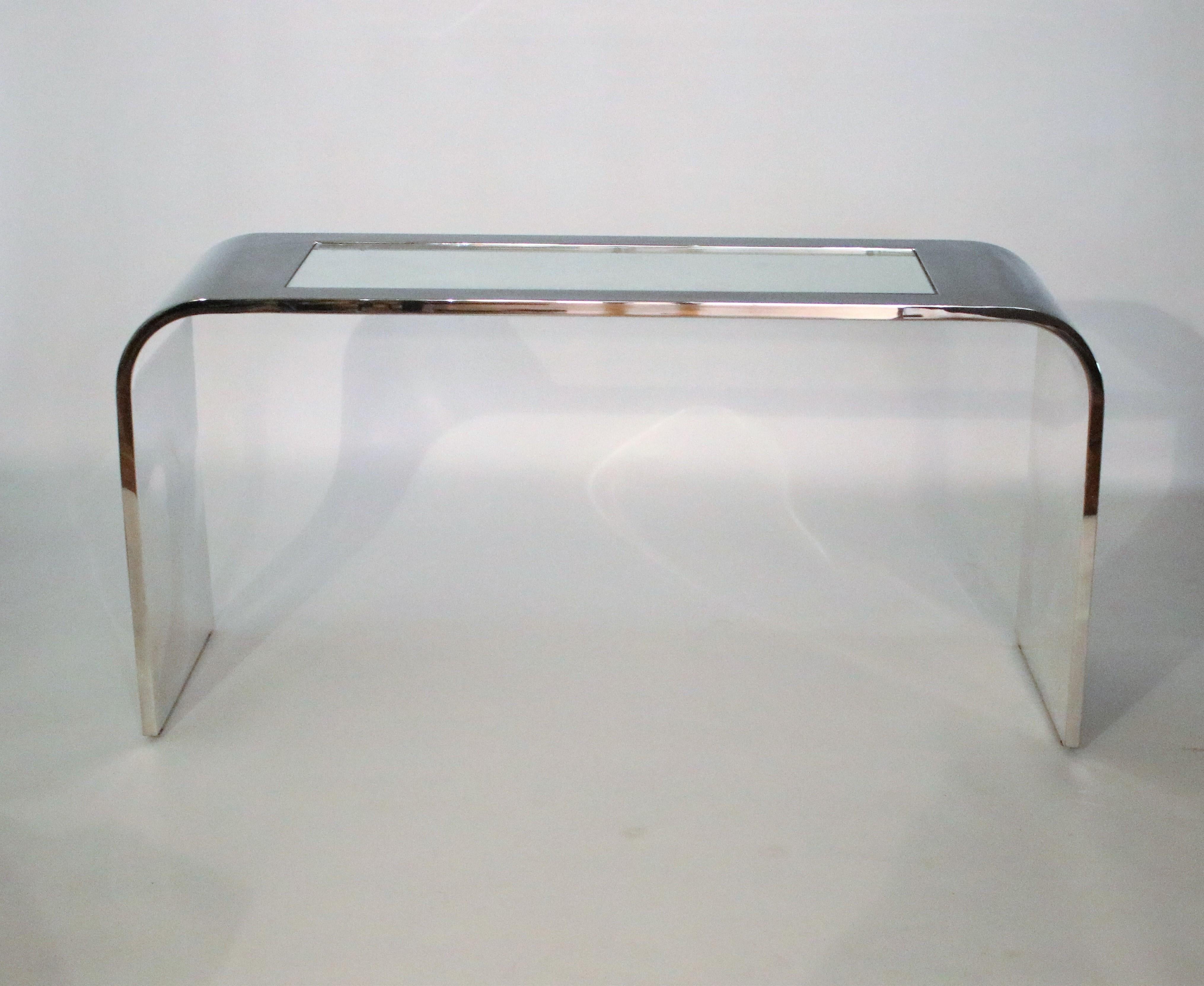 Console cascade en acier inoxydable poli et miroité avec insert en verre des années 1970, conçue par Stanley Jay Friedman pour Brueton. Monté sur des patins en acier réglables.
 