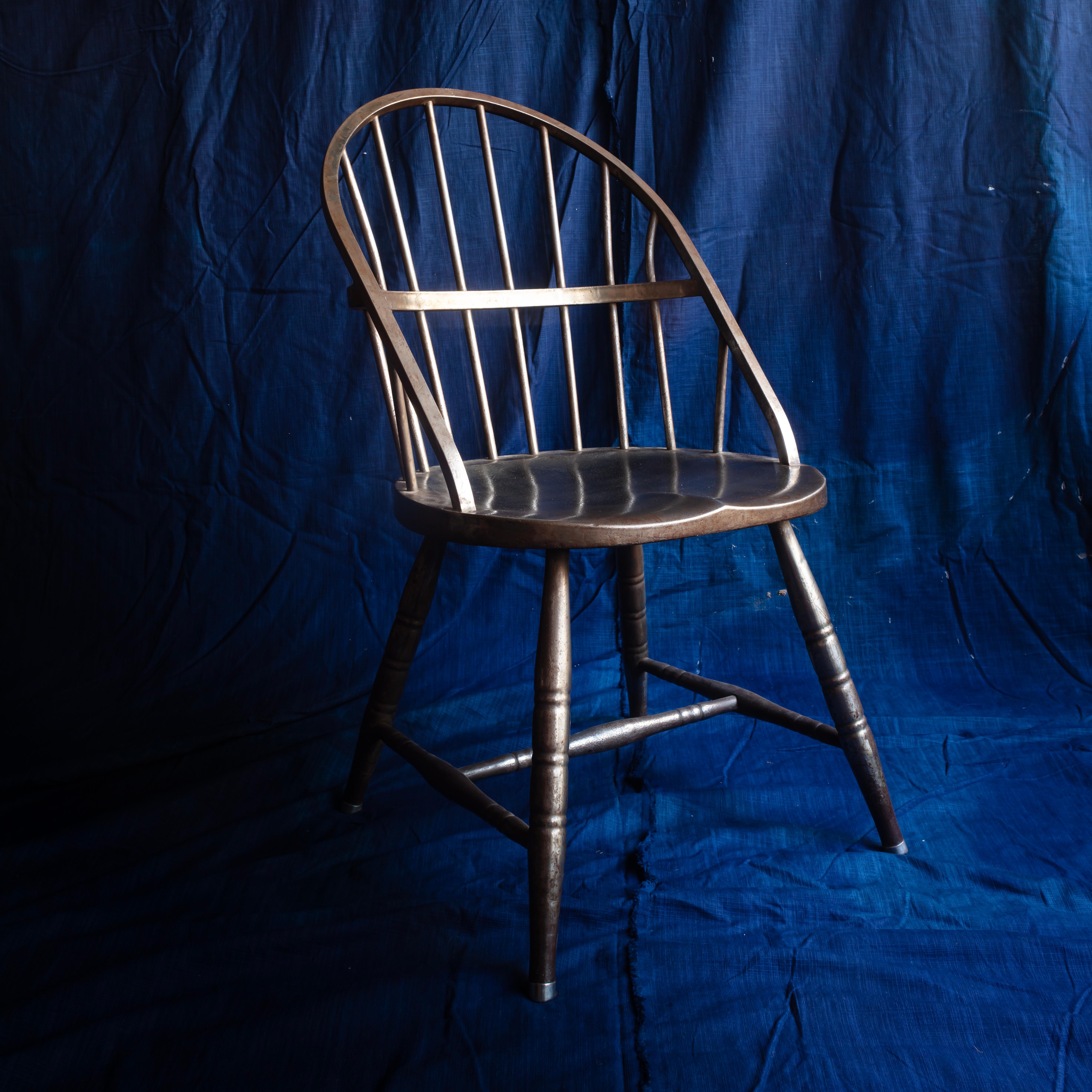 Stühle dieser Art waren um die Jahrhundertwende sehr beliebt. Dieses Modell gehört zu einer großen Gruppe, die in den 1920er Jahren von der Canton Metal Company in New York für die Zentralbibliothek der Freien Bibliothek von Philadelphia hergestellt