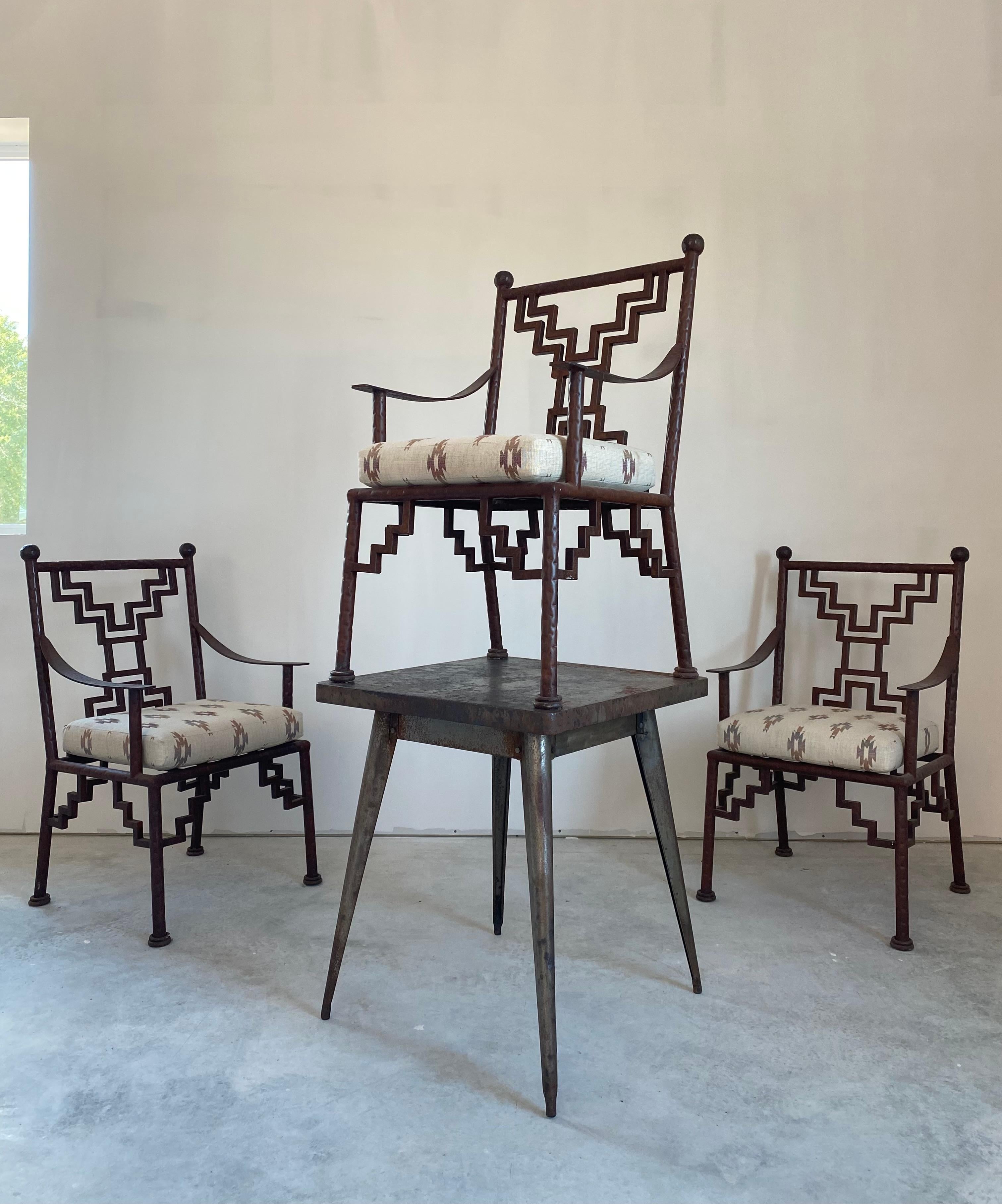 Set unico di tre sedie pesanti in acciaio saldato con cuscini imbottiti rimovibili; produzione degli anni '80 circa (Messico). 

24,5ʺL × 24,25ʺD × 41,25ʺH con braccioli da 26,5