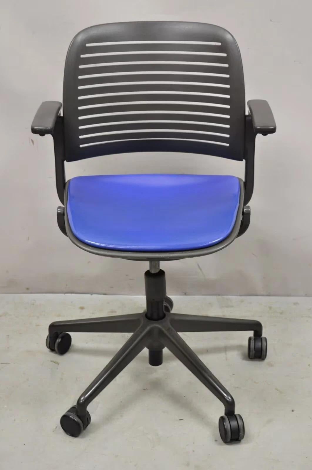Veuillez nous envoyer un message avec votre code postal pour demander un devis plus raisonnable pour les frais d'expédition aux États-Unis.

Steelcase 487 Cachet Swivel Office Desk Chair with Blue Seat - Set of 2. Le Label comprend 2 chaises avec