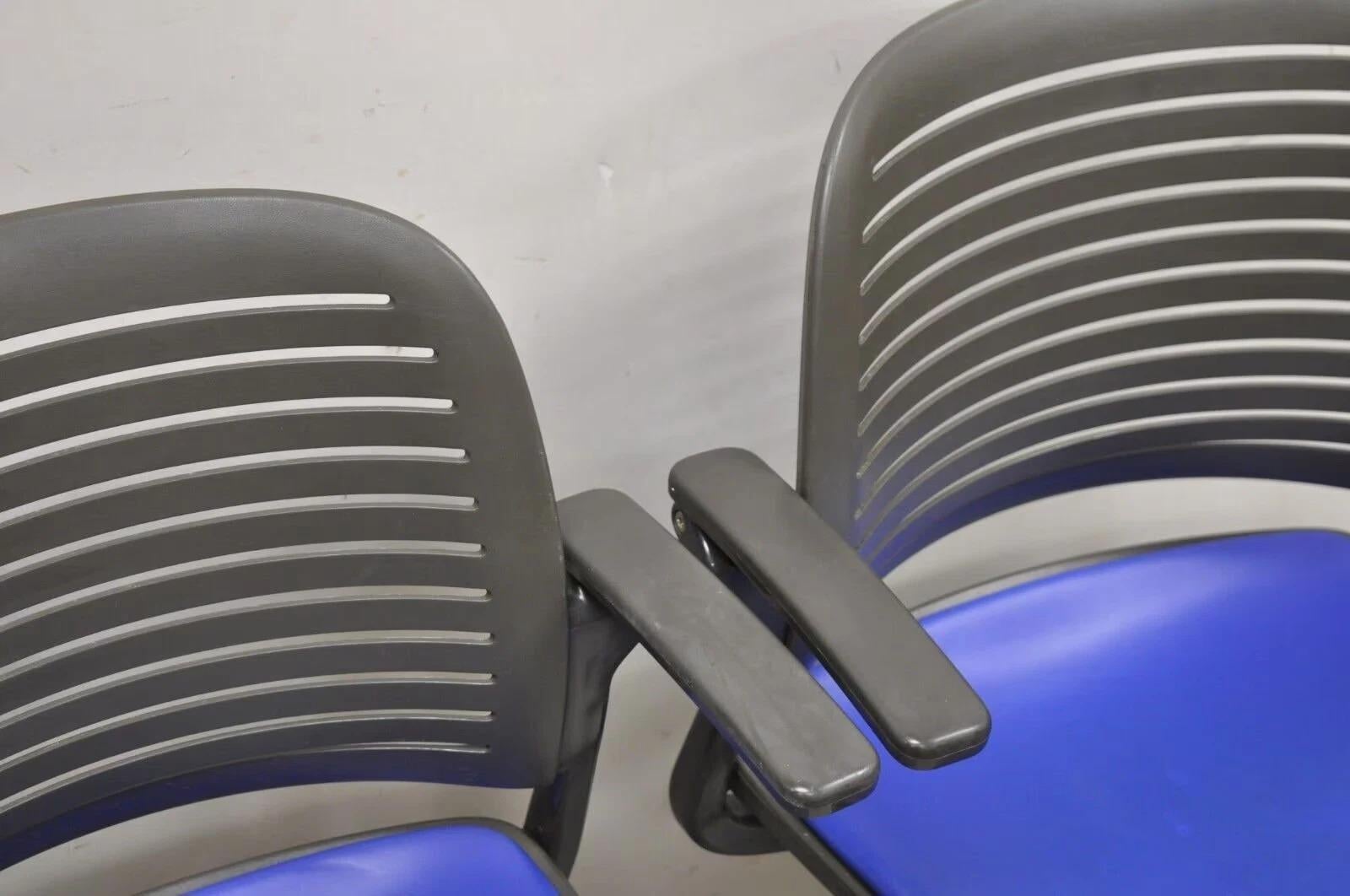 20ième siècle Steelcase 487 Cachet Swivel Office Desk Chair with Blue Seat - a Pair en vente