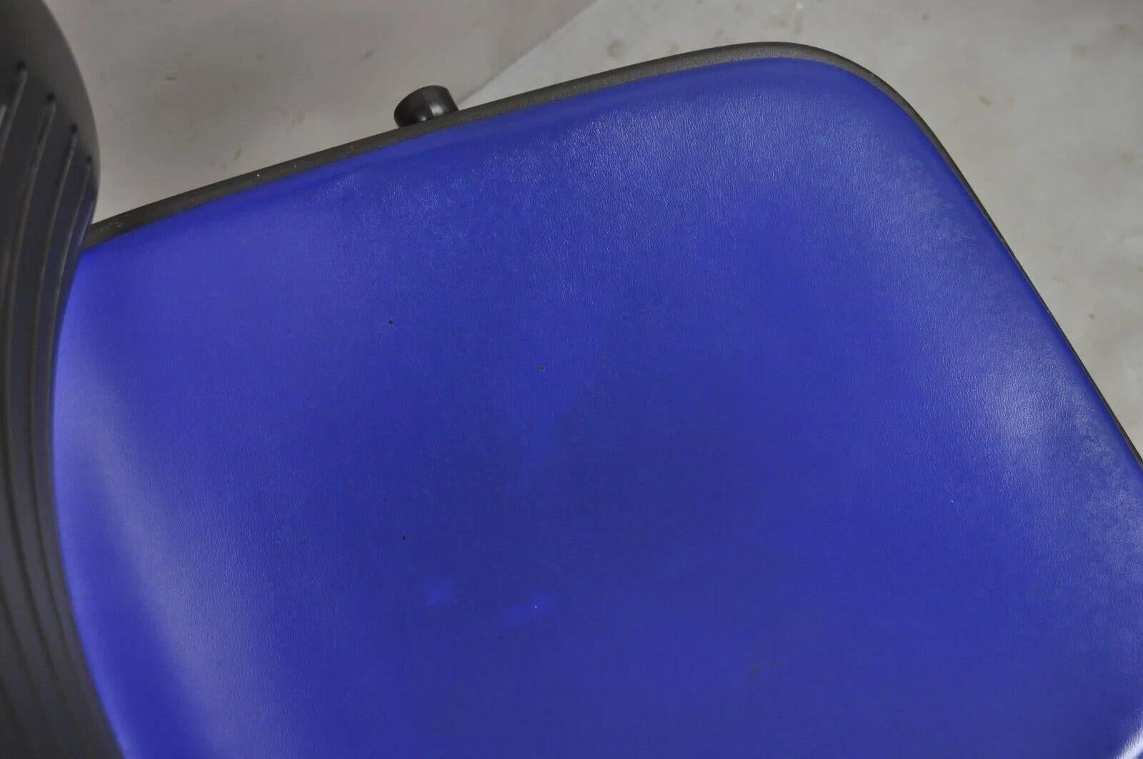 Acier Steelcase 487 Cachet Swivel Office Desk Chair with Blue Seat - a Pair en vente