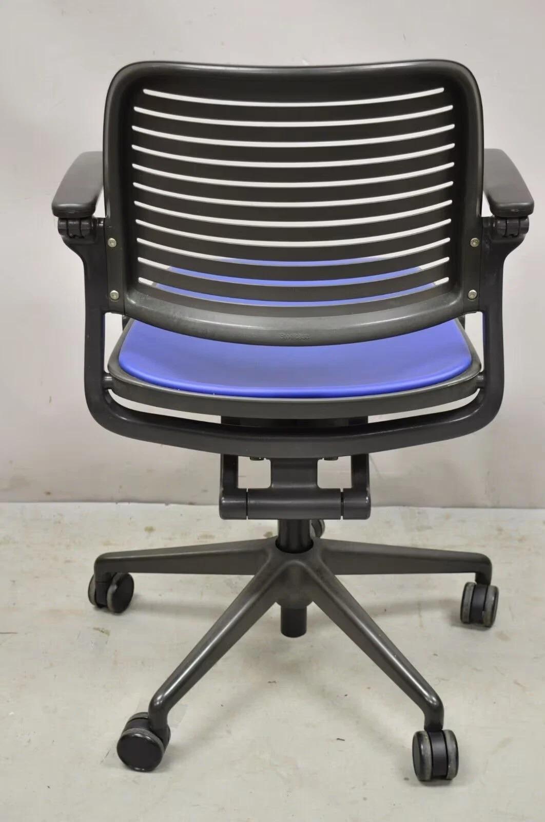Steelcase 487 Cachet Swivel Office Desk Chair with Blue Seat - a Pair en vente 1