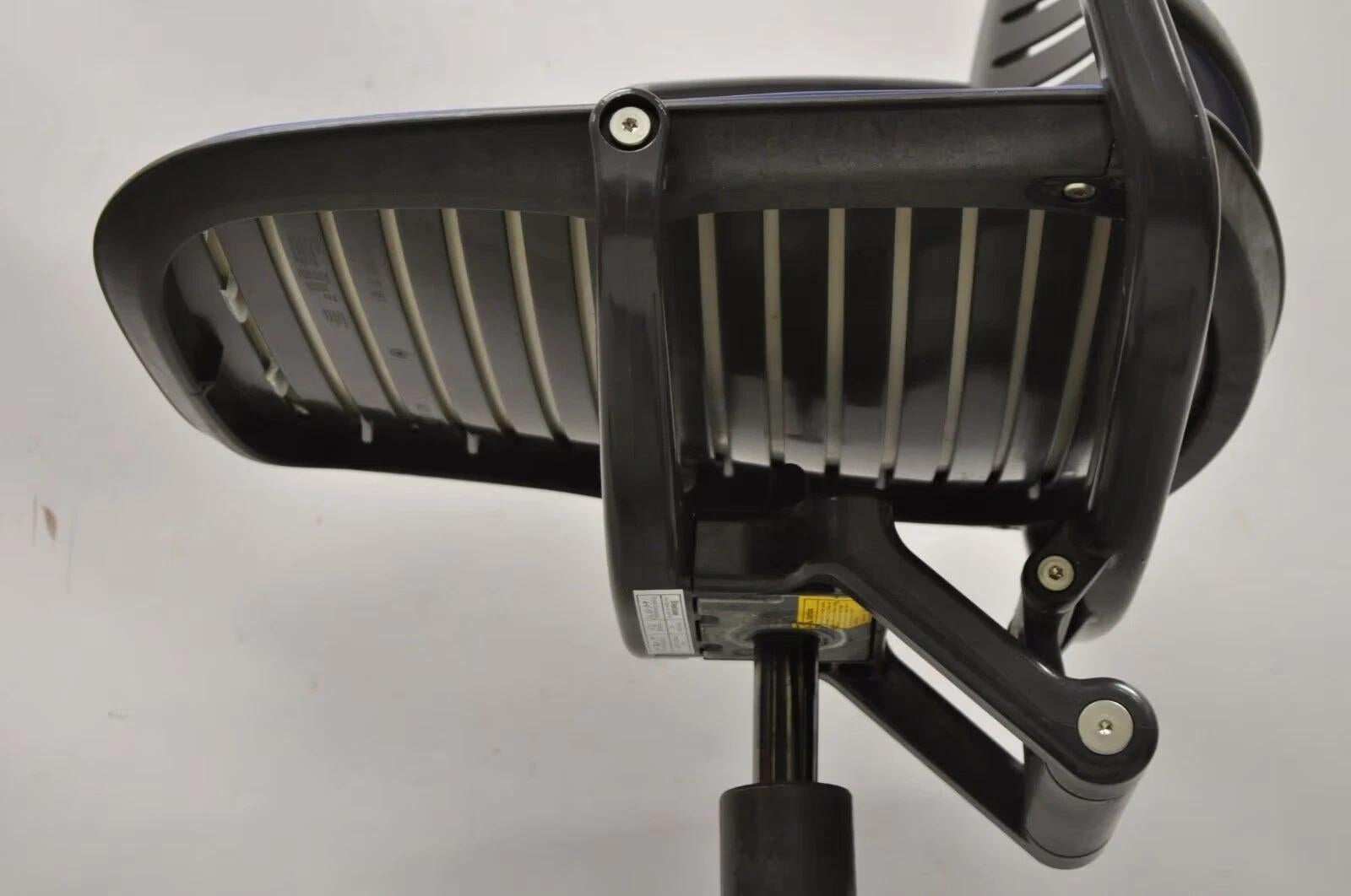 Steelcase 487 Cachet Swivel Office Desk Chair with Blue Seat - a Pair en vente 2