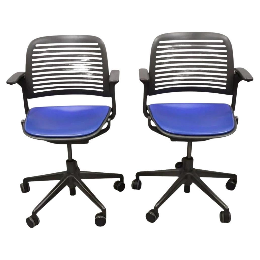 Steelcase 487 Cachet Bürodrehstuhl mit blauem Sitz - ein Paar