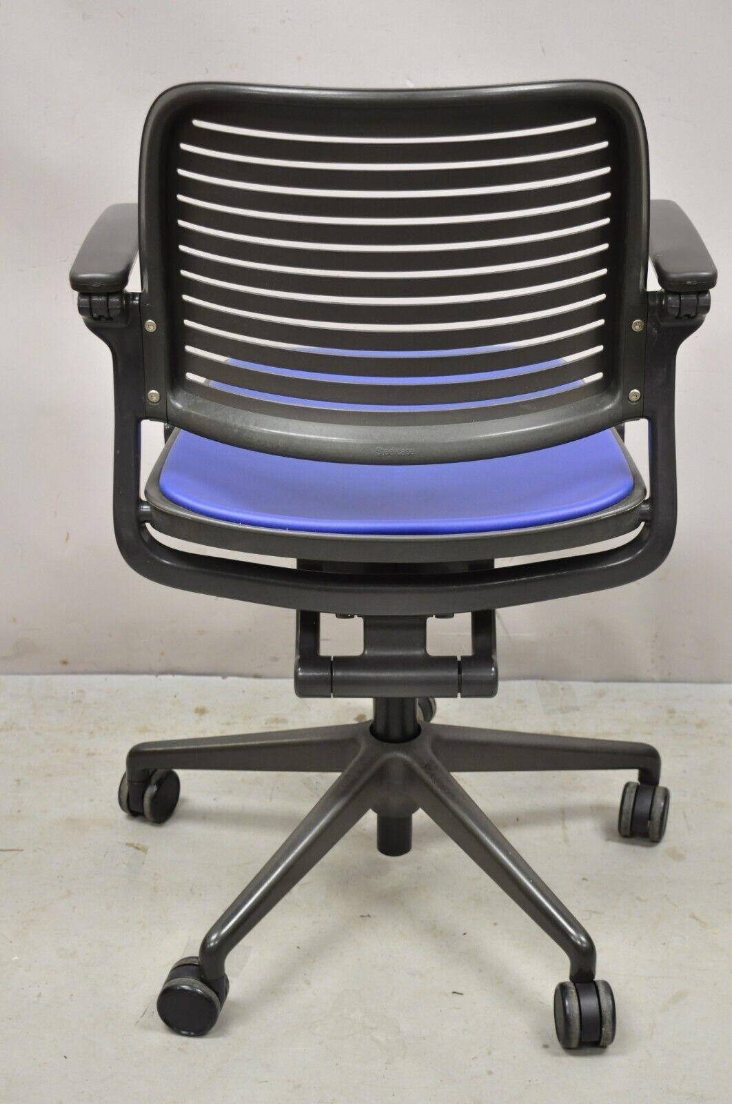 Steelcase 487 Cachet Swivel Office Desk Chair with Blue Seat In Good Condition For Sale In Philadelphia, PA