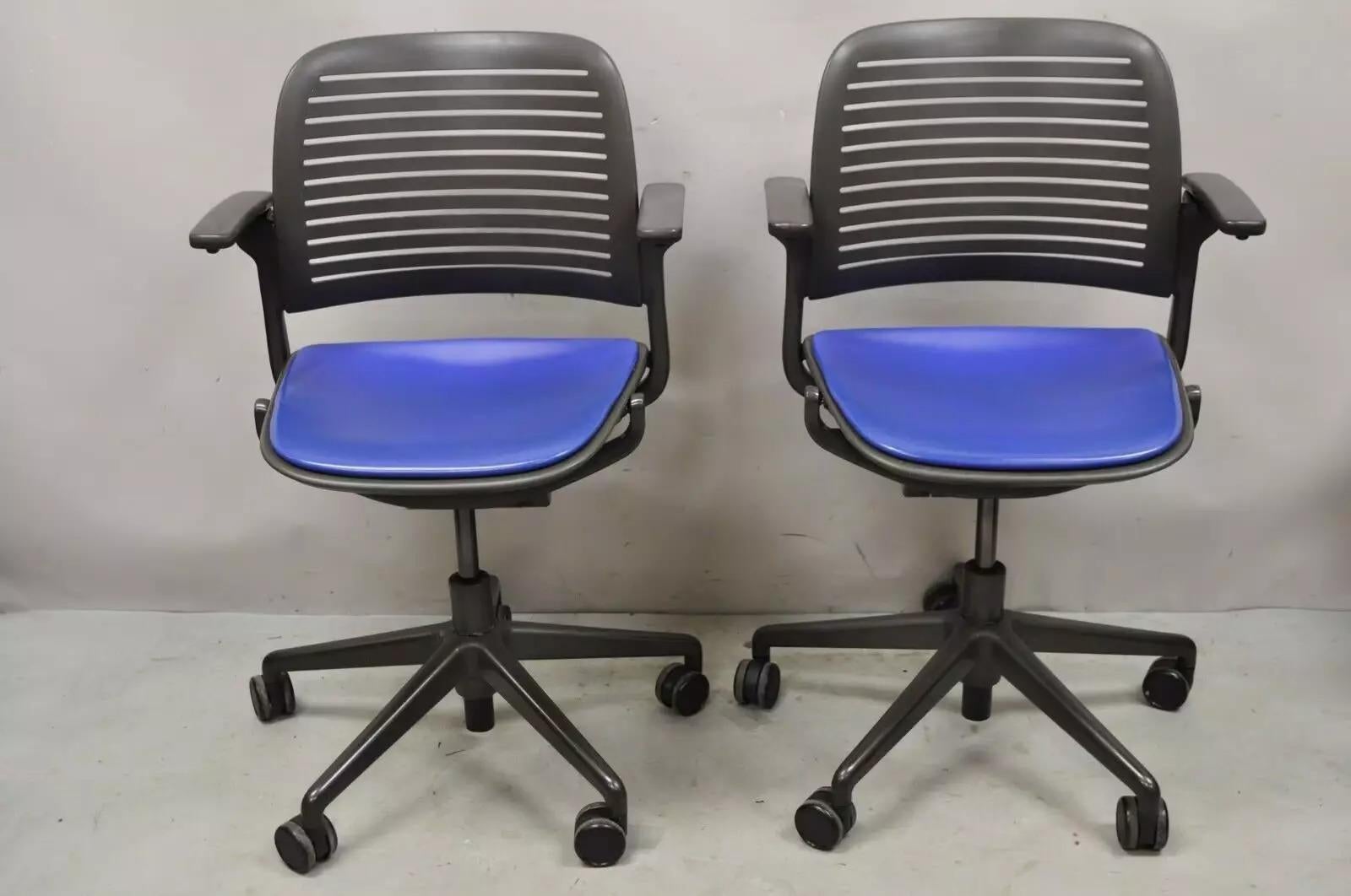Steelcase 487 Cachet Silla de oficina giratoria con asiento azul - Juego de 4 en venta 3