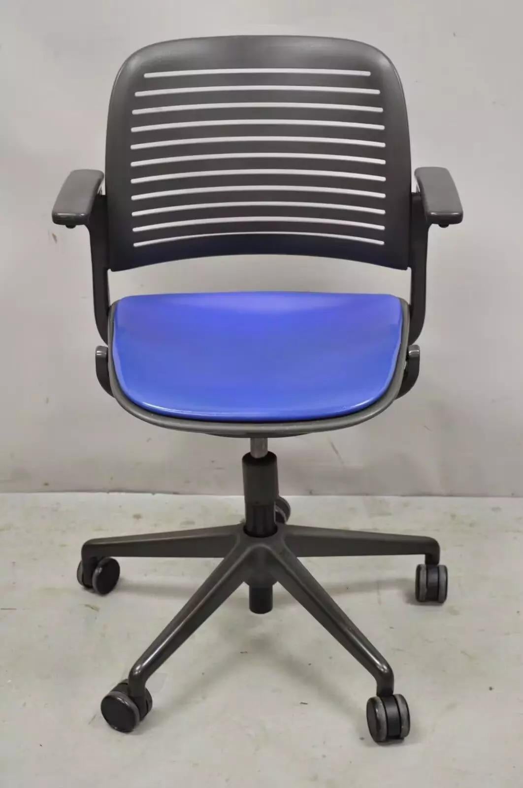 Steelcase 487 Cachet Silla de oficina giratoria con asiento azul - Juego de 4. El lote incluye 4 sillas con altura regulable, asiento azul, ruedas giratorias, reposabrazos elevables, etiqueta original, gran estilo y forma. Finales del siglo XX.