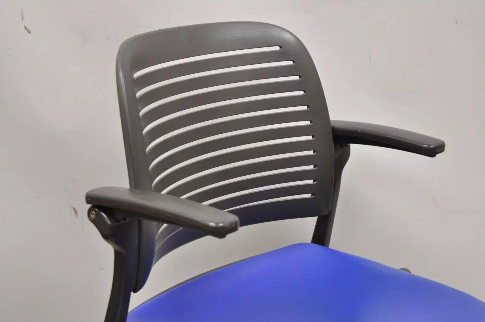 Steelcase 487 Cachet Silla de oficina giratoria con asiento azul - Juego de 4 Moderno de mediados de siglo en venta