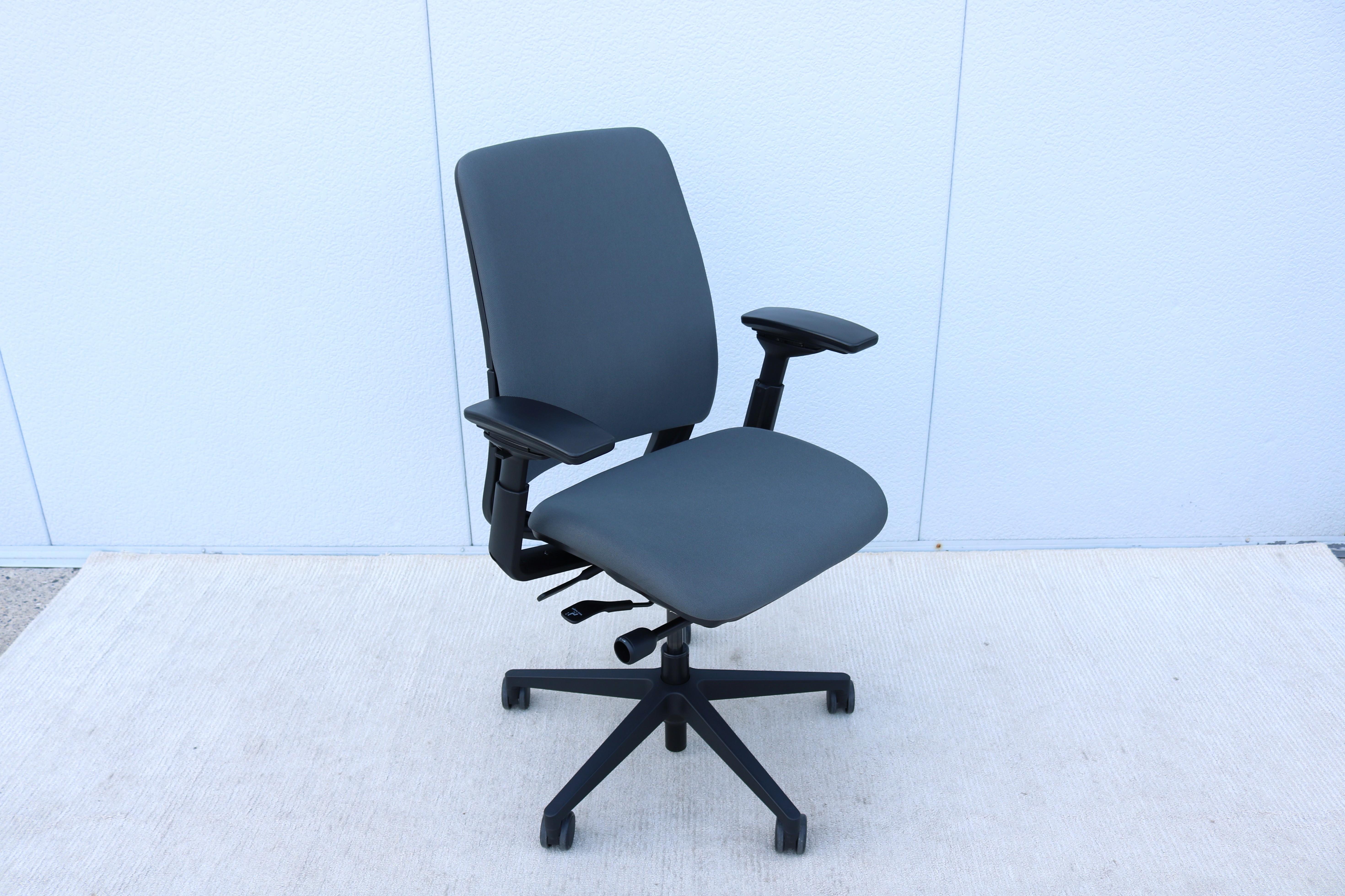 Amia ist ein vielseitiger ergonomischer Bürostuhl, der für langes Sitzen entwickelt wurde.
Mit verstellbarer LiveLumbar-Technologie in der Rückenlehne, die auf die Bewegungen Ihres Rückens reagiert. 
Vollständig verstellbar und leicht anpassbar für