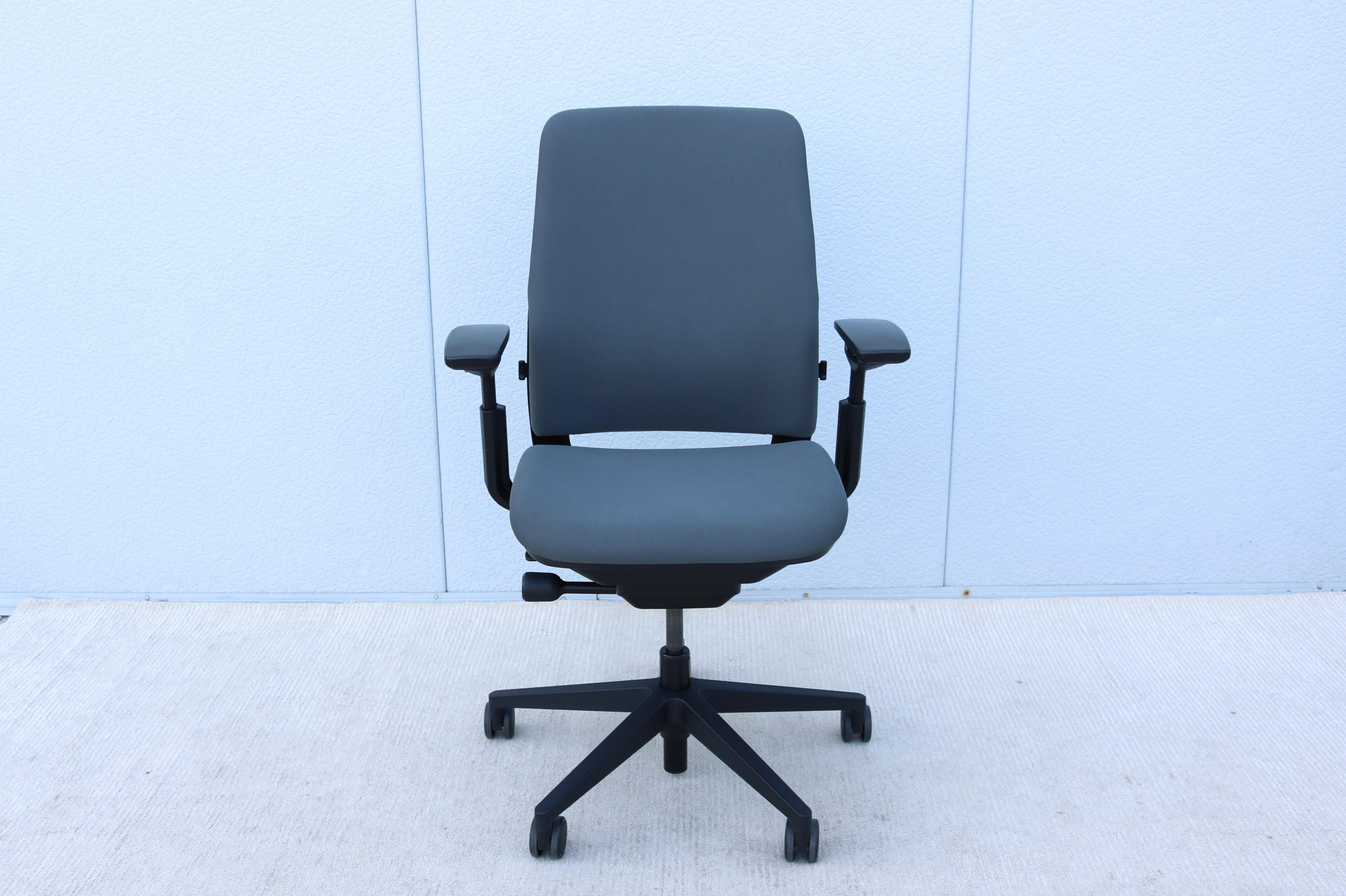 Steelcase Amia Executive Ergonomischer Bürostuhl voll verstellbar in grauem Stoff (amerikanisch) im Angebot