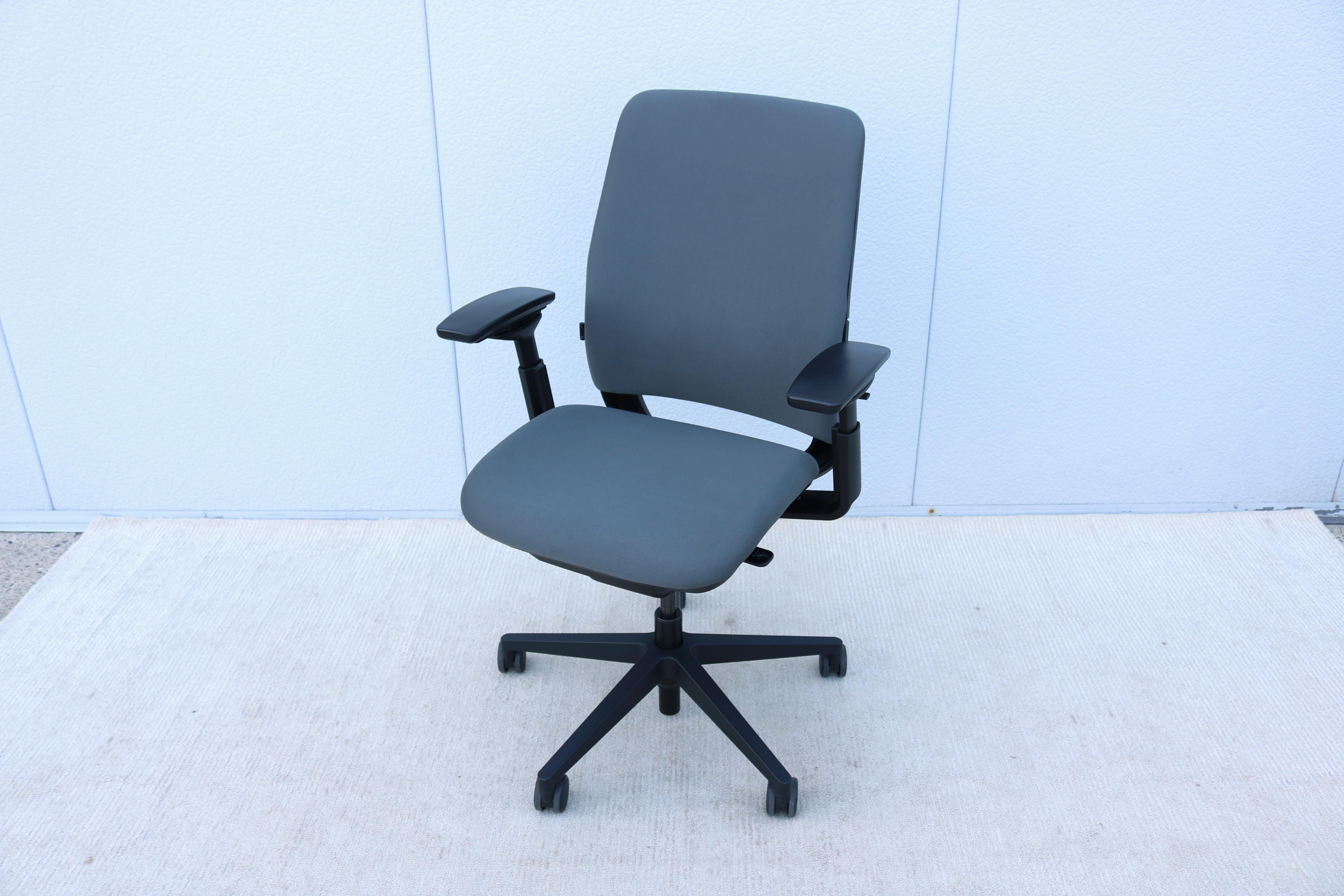 Steelcase Amia Executive Ergonomischer Bürostuhl voll verstellbar in grauem Stoff im Zustand „Hervorragend“ im Angebot in Secaucus, NJ