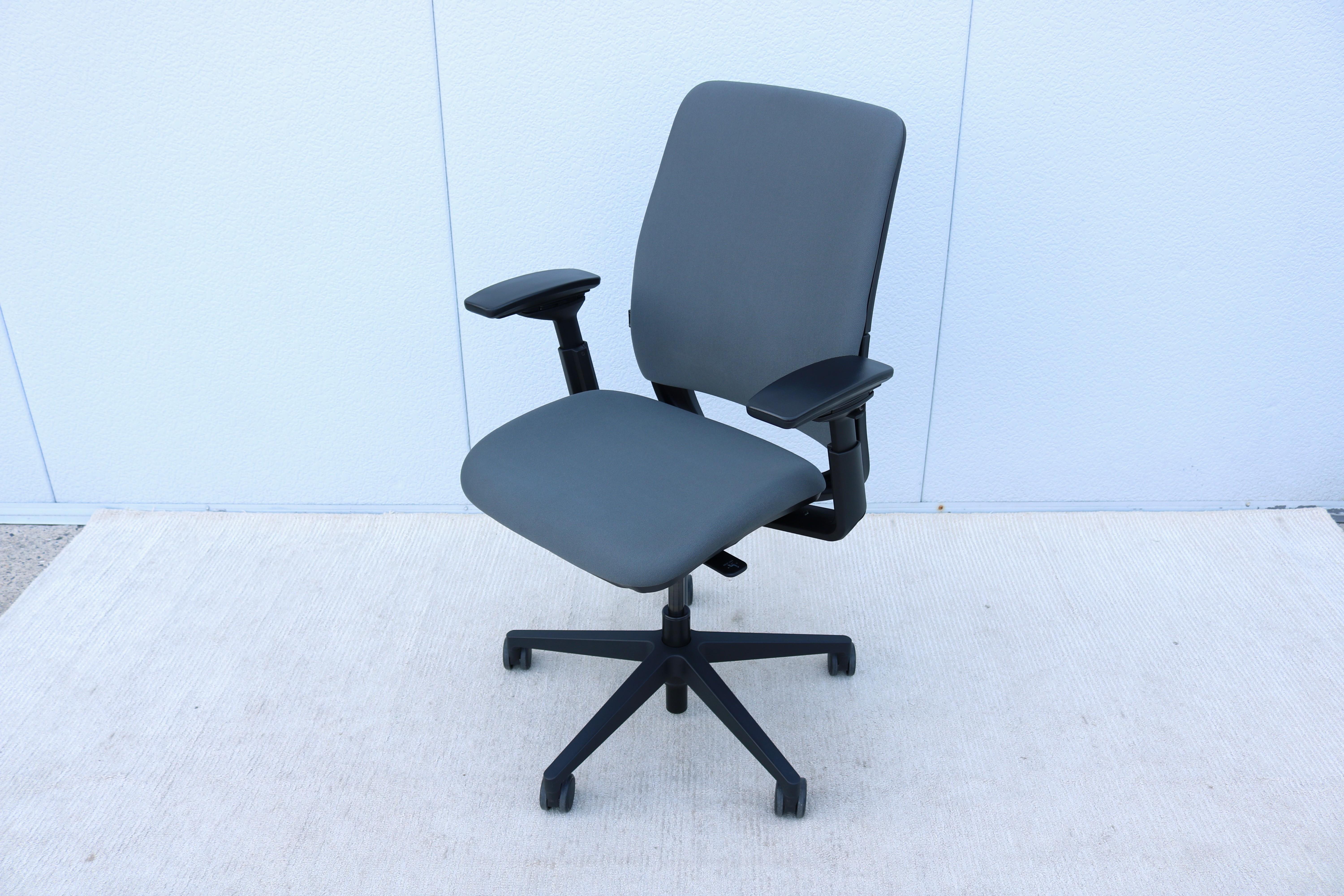 Steelcase Amia Executive Ergonomischer Bürostuhl voll verstellbar in grauem Stoff (Stahl) im Angebot