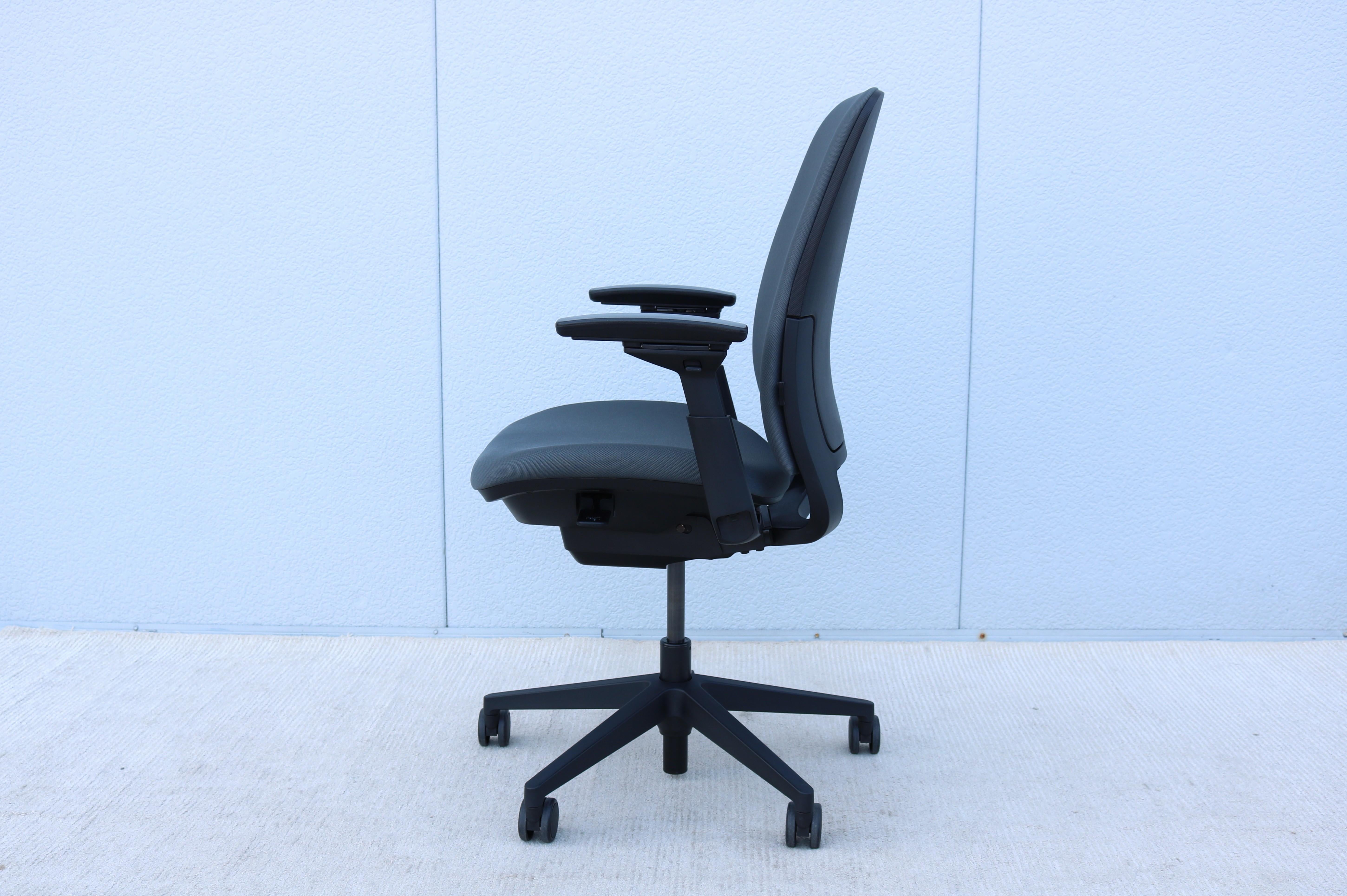 Steelcase Amia Executive Ergonomischer Bürostuhl voll verstellbar in grauem Stoff im Angebot 1