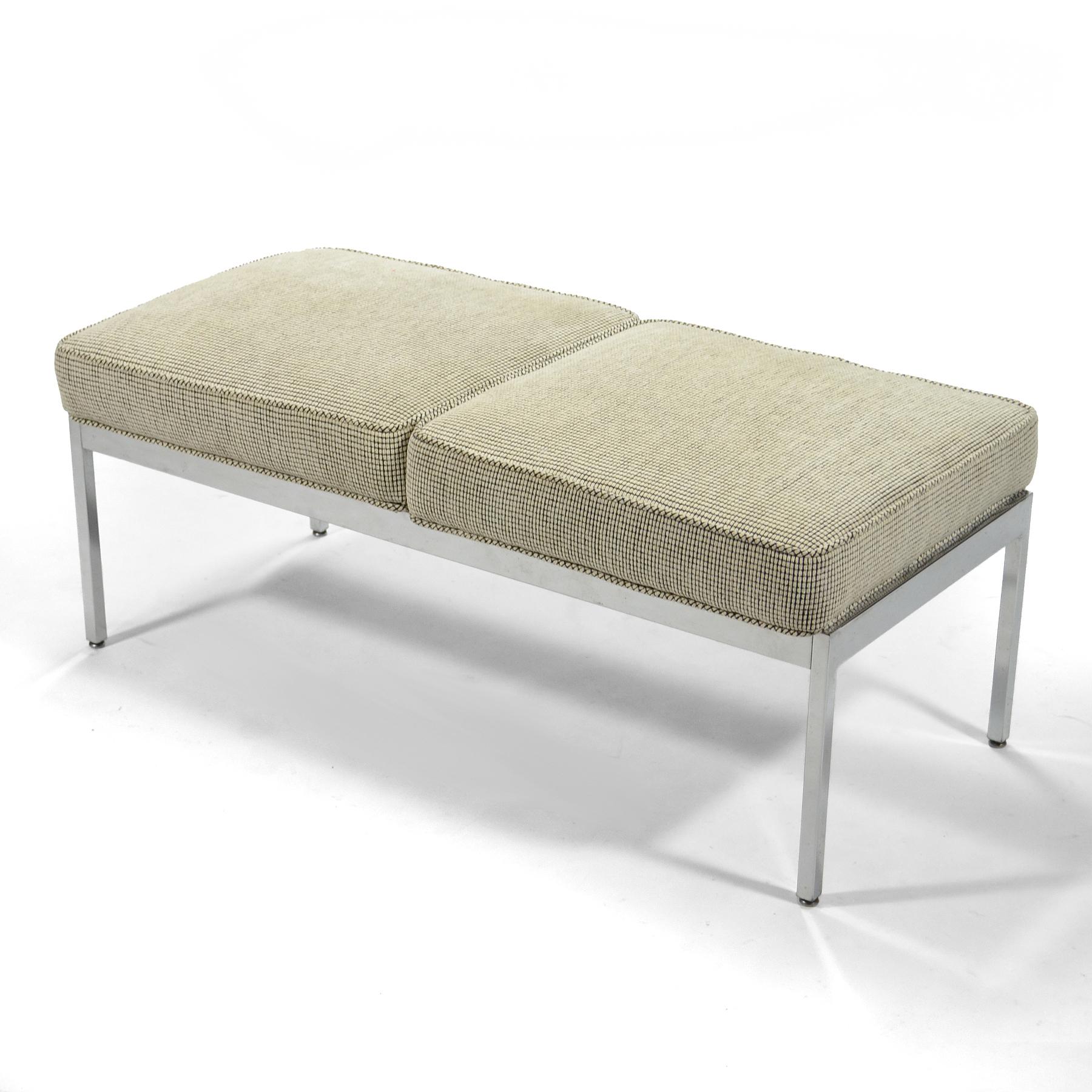 Ce banc de Steelcase, à la fois beau et utile, est très proche du design de Florence Knoll. Il se compose d'une base en acier chromé supportant deux sièges rembourrés. Nouvellement restauré.

18.5 