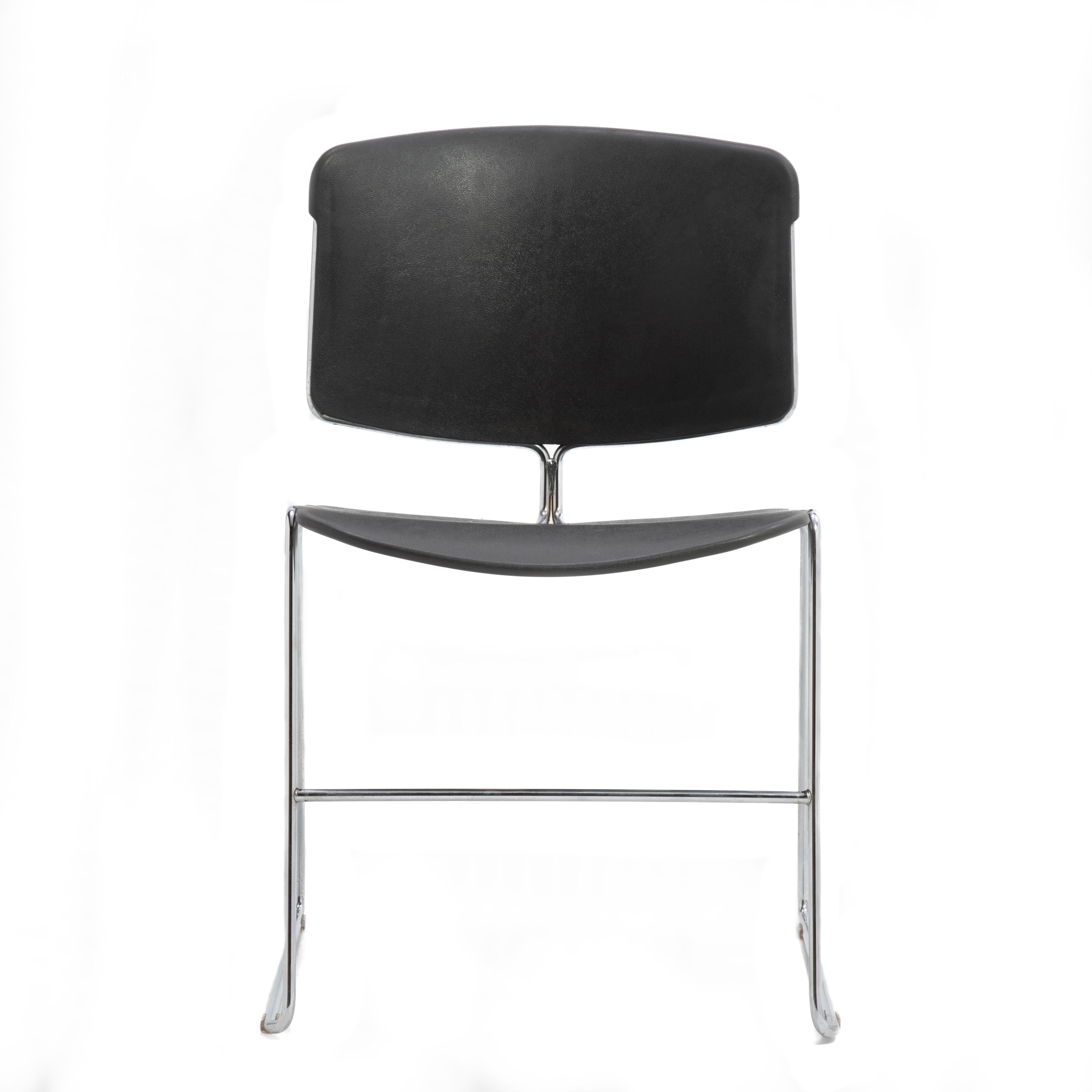 Un ensemble difficile à trouver de 25 chaises empilables Steelcase Max Stacker avec le chariot d'origine. Sièges et dossiers en plastique noir et cadres légers et chromés. Un design iconique, révolutionnaire et léger ...