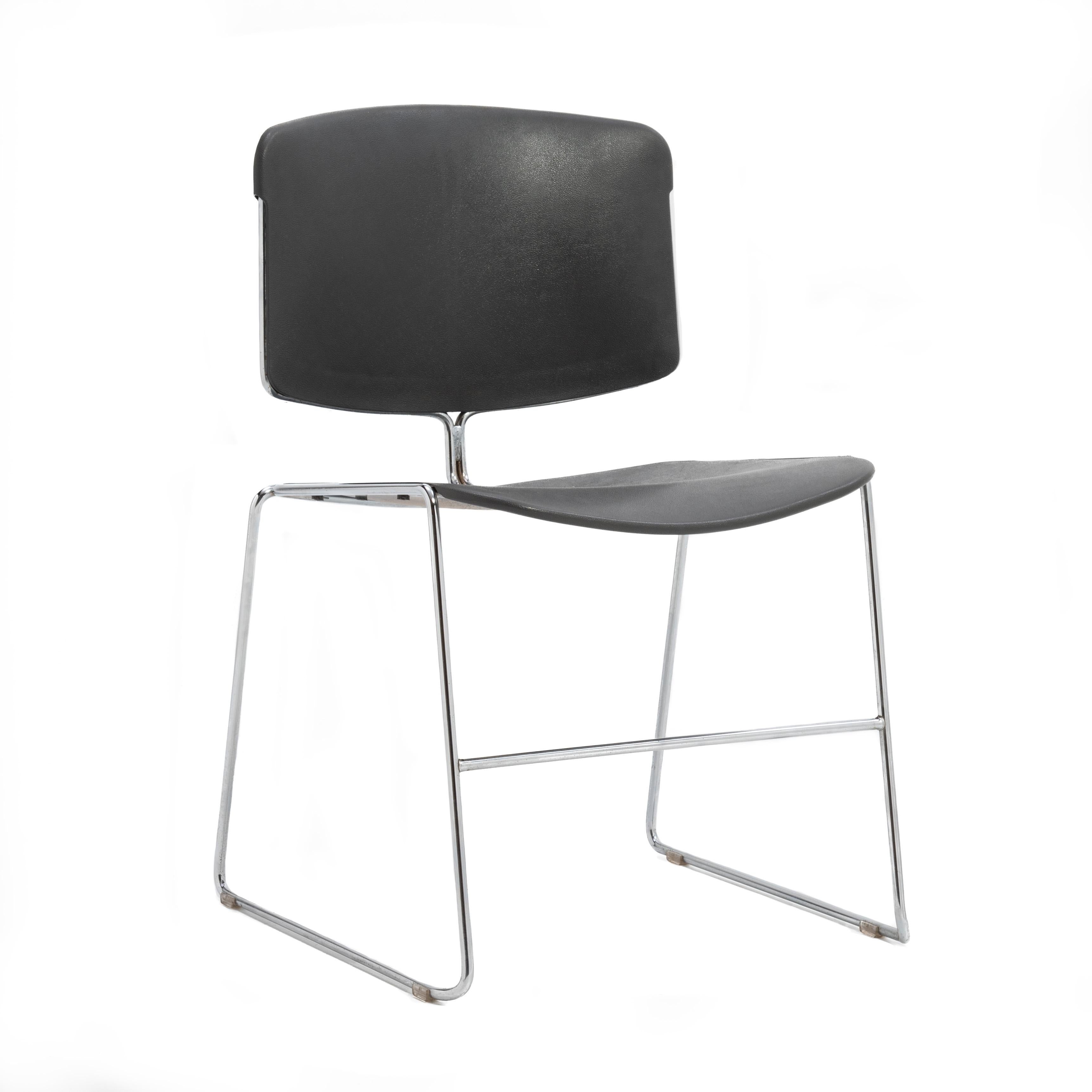 Postmoderne Steelcase Black Max Stacker Chaises empilables avec chariot, lot de 25 en vente