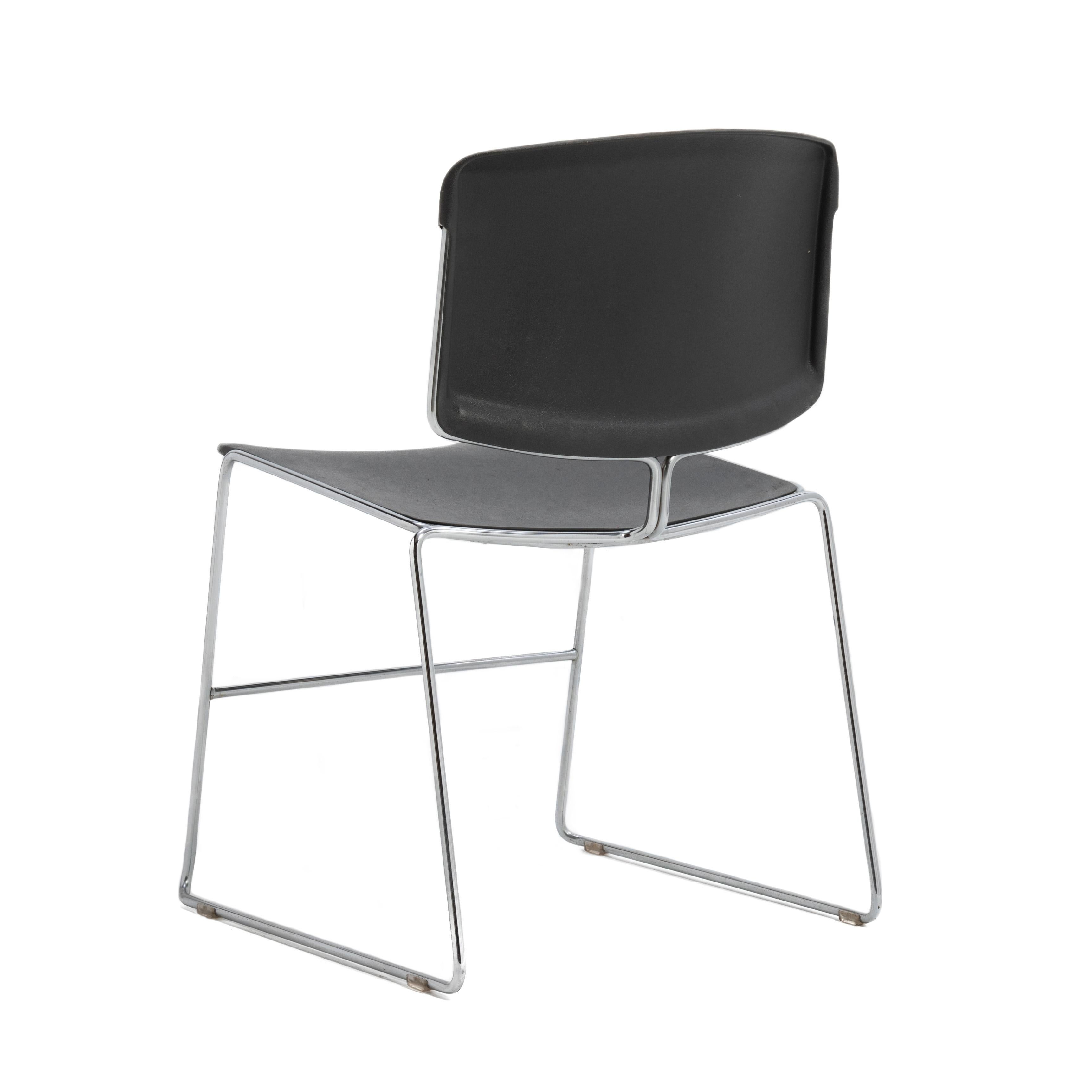 Steelcase Black Max Stacker Chaises empilables avec chariot, lot de 25 Bon état - En vente à Forest Grove, PA