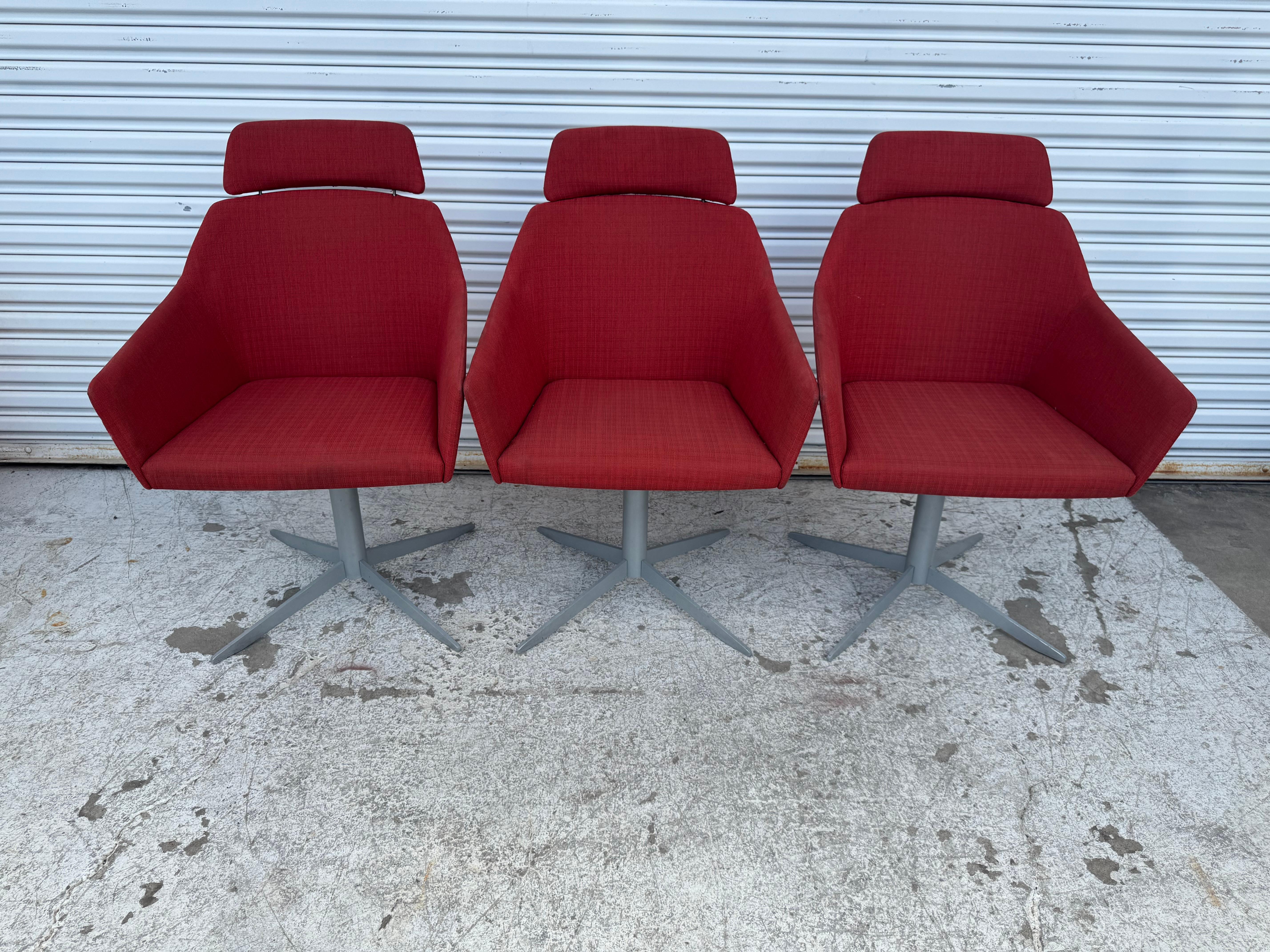 Ces chaises, fabriquées par Steelcase, pivotent sur un piètement à 4 branches.
La base est en aluminium.

Un nouveau rembourrage est recommandé.