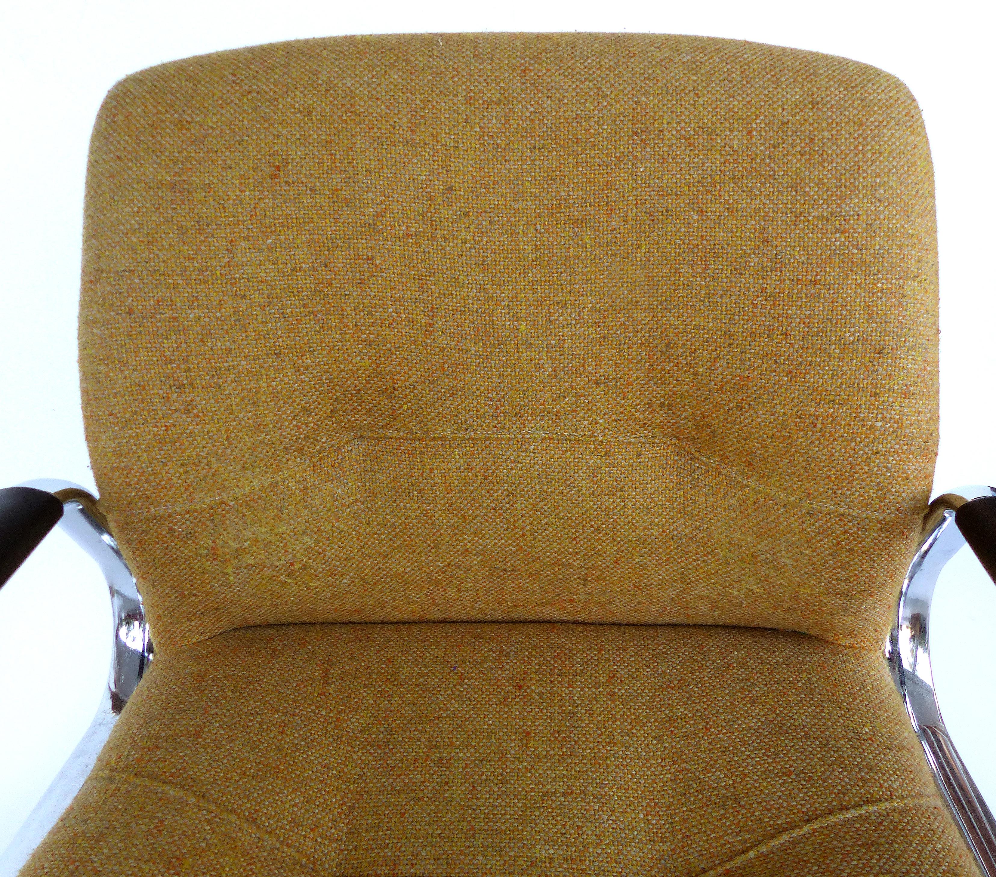 Steelcase Furniture Company Adjustable Swivel and Tilting Armchair, 1982 In Good Condition In Miami, FL