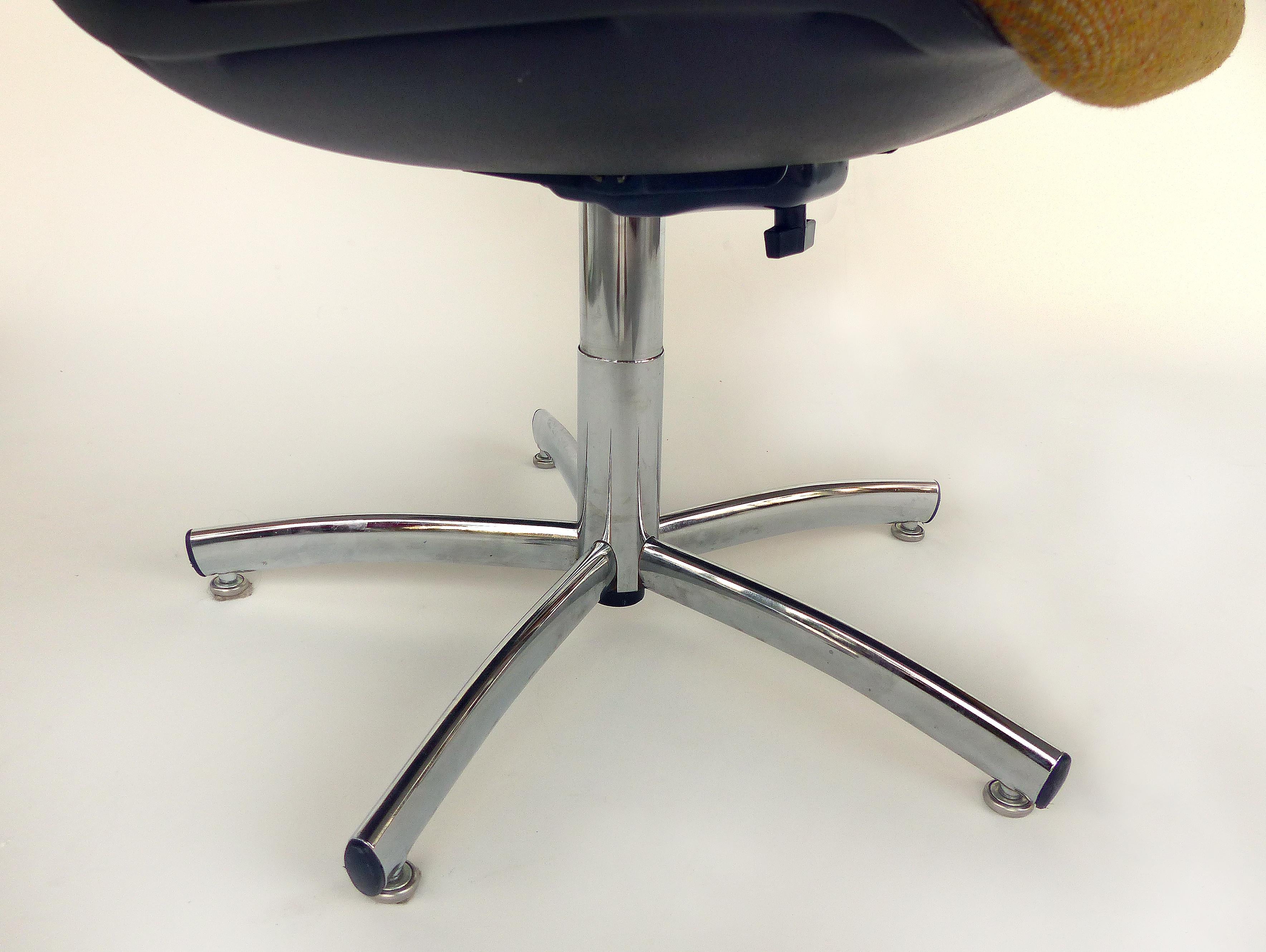 Steelcase Furniture Company Adjustable Swivel and Tilting Armchair, 1982 3
