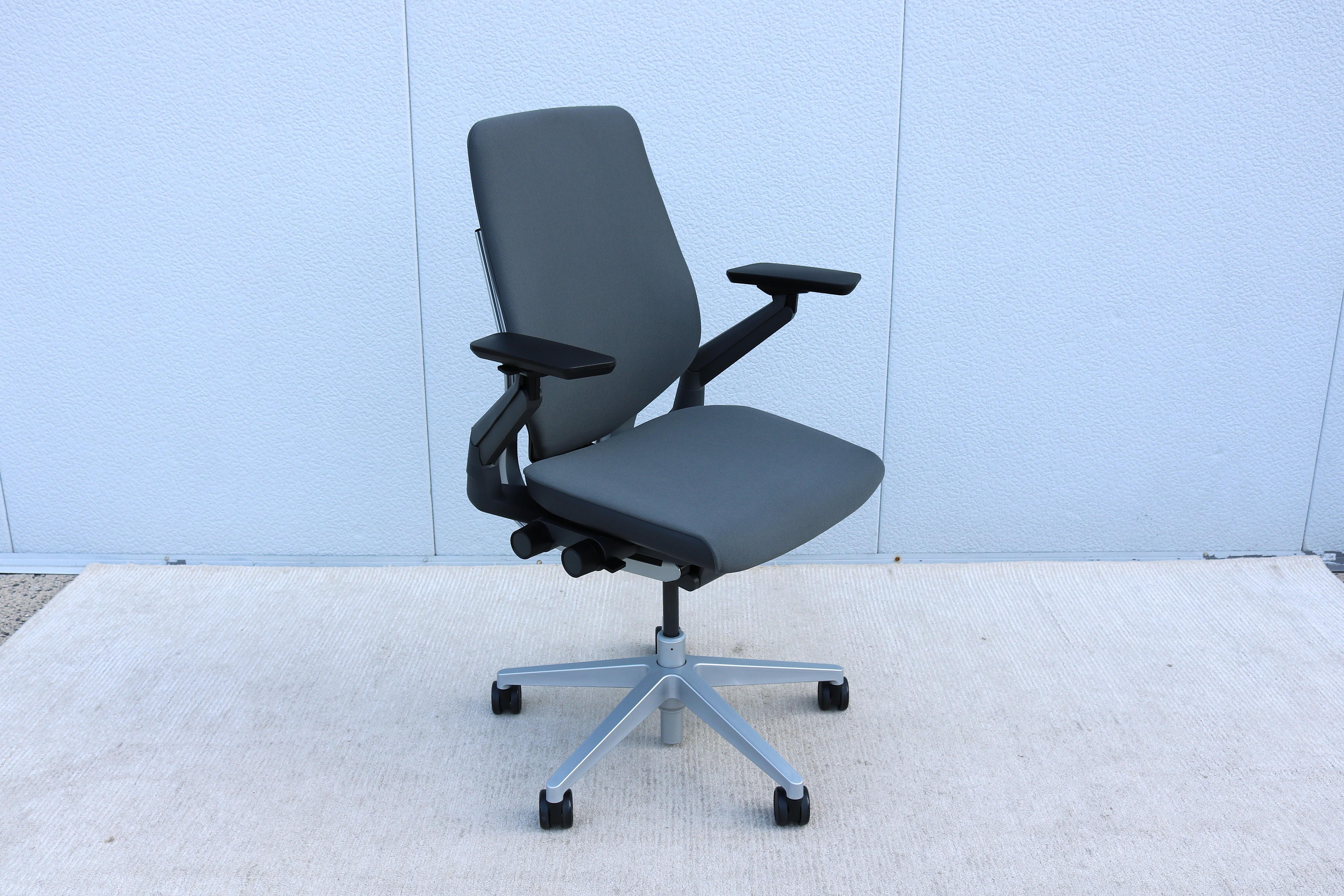 Gesture is a high-performance ergonomic office chair designed to ergonomically support your entire body for any length of time you need to sit during the workday, for every posture, task, and technology.
Gesture won the Neocon Gold Award in