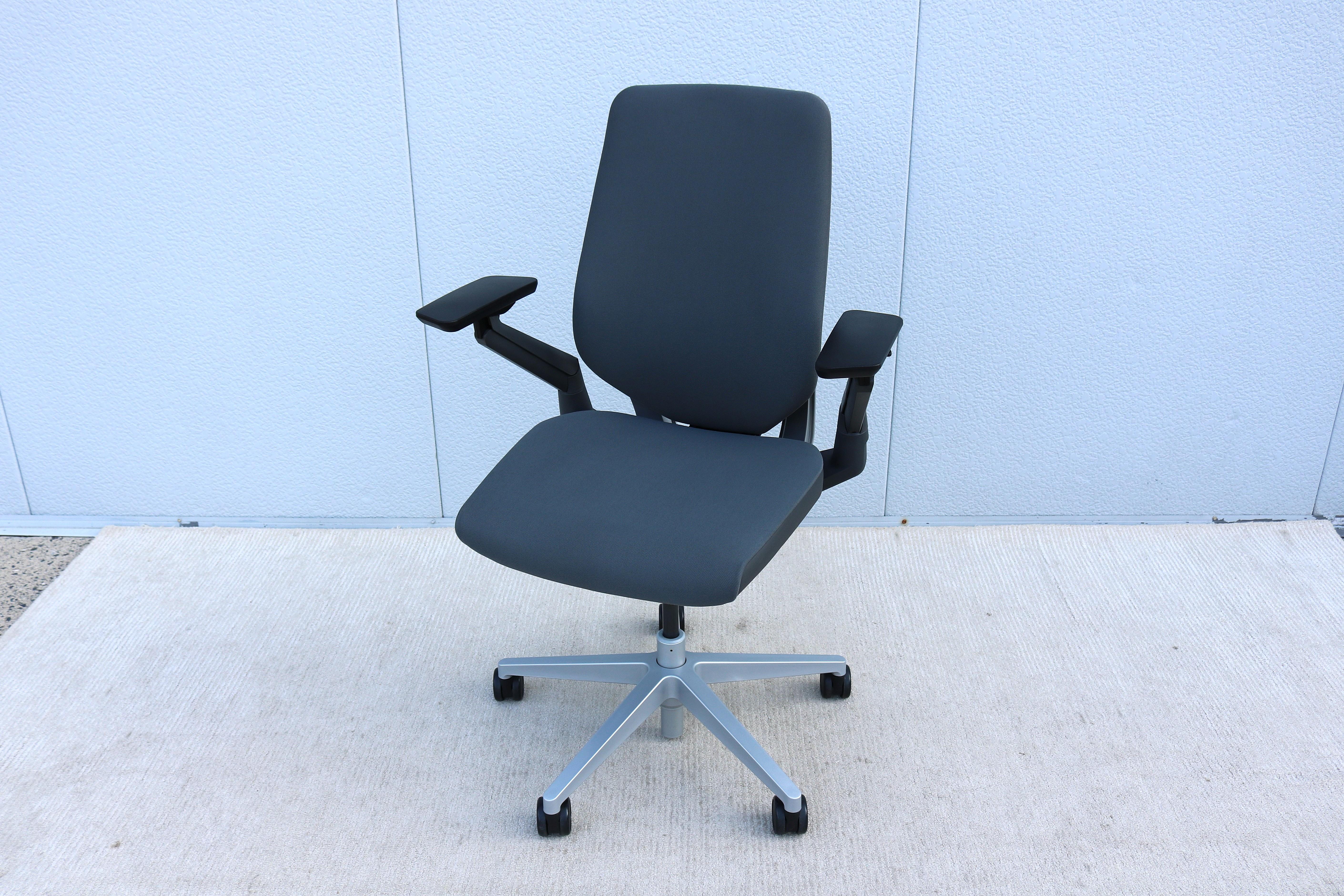 Steelcase Gesture Ergonomic Adjustable Office Desk Chair Gray Fabric 6 Available In Good Condition For Sale In Secaucus, NJ