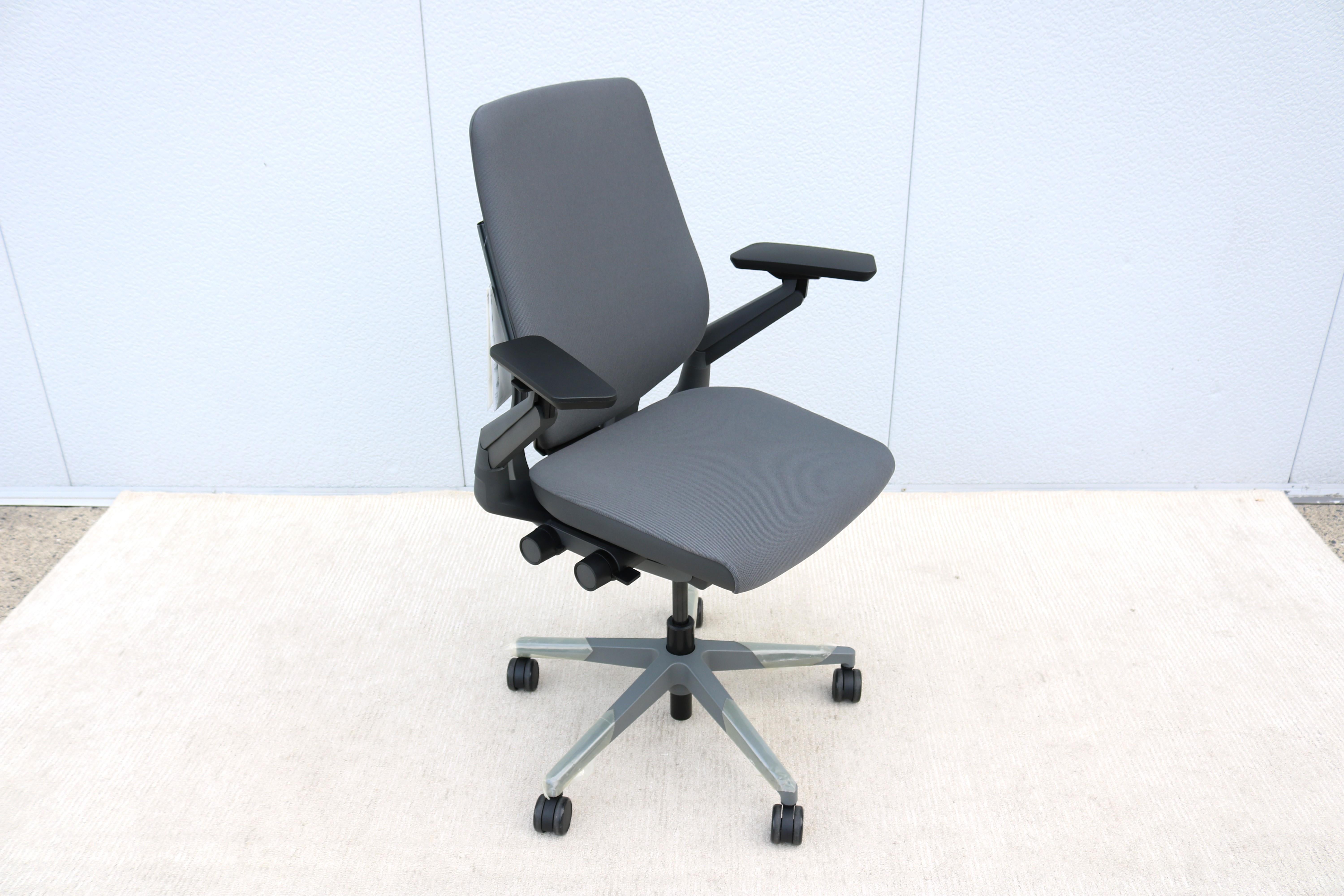 Gesture is a high-performance ergonomic office chair designed to ergonomically support your entire body for any length of time you need to sit during the workday, for every posture, task, and technology.
Gesture won the Neocon Gold Award in