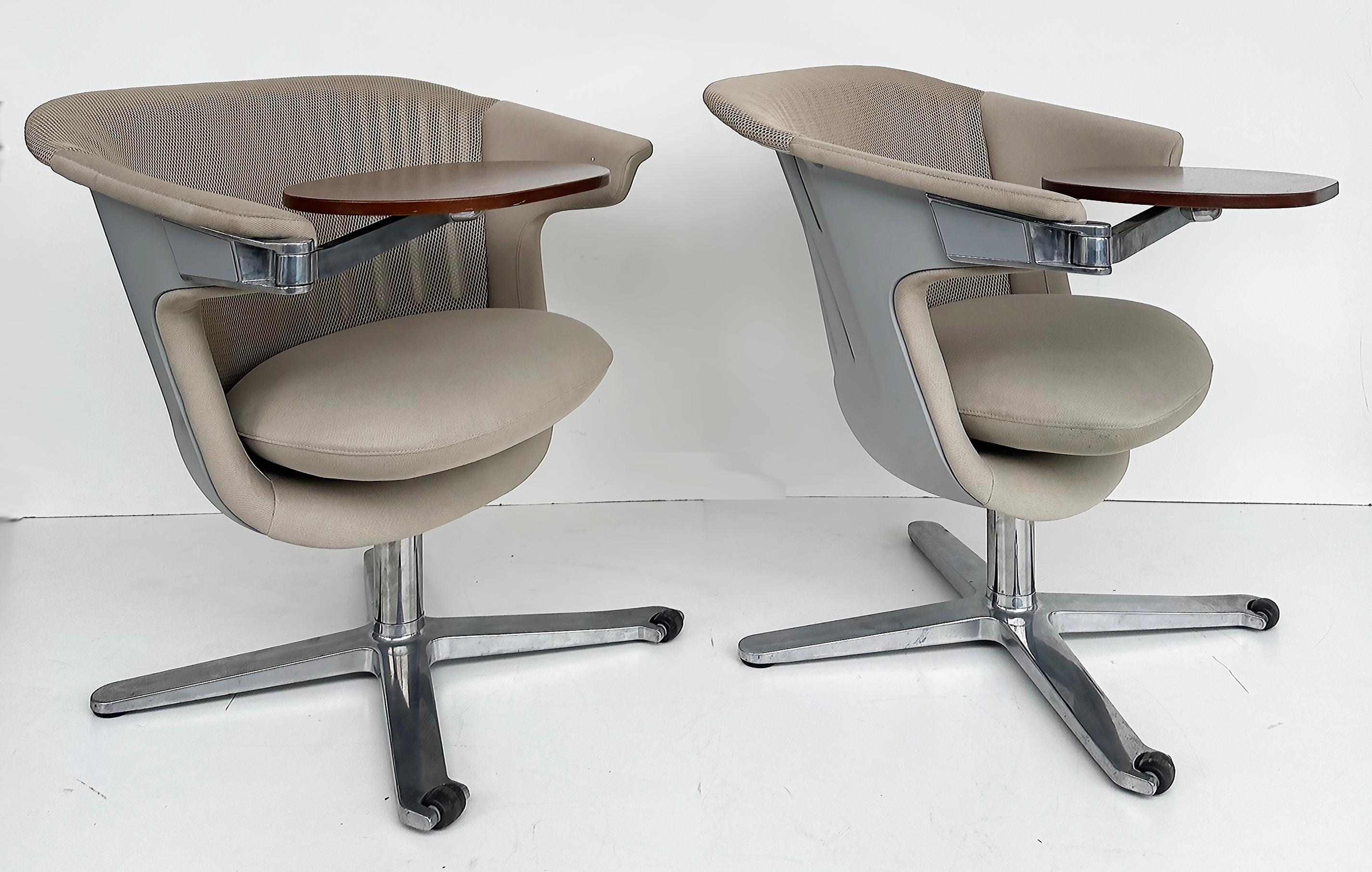 Steelcase i2i Ergonomic Dual Swivel Graphite Lounge Chair with Writing Tablet

The Modern i2i lounge chair is very comfortable and well designed, Feature independently dual swivel mechanism, Swivel the back or swivel the seat only to shift various
